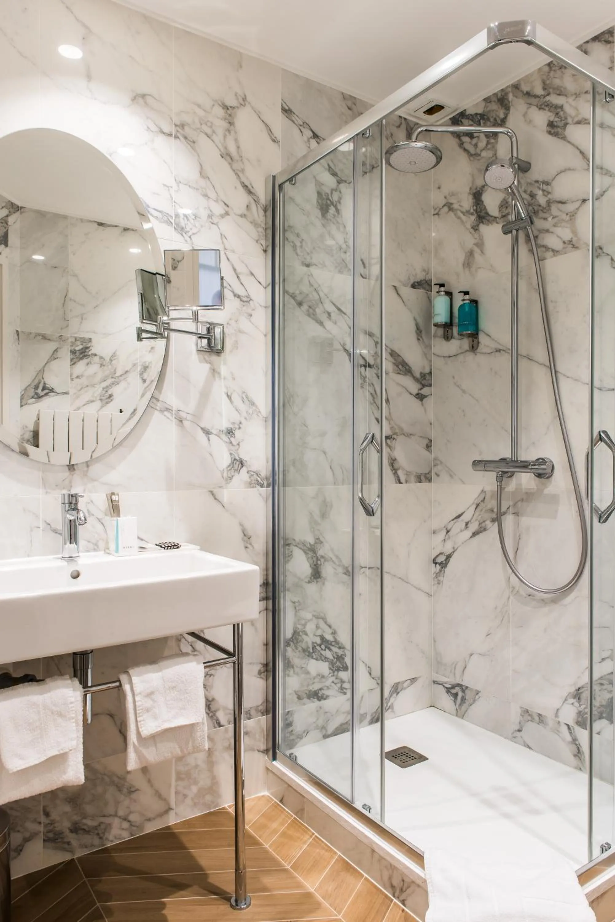 Shower in Hôtel Jardin Le Bréa