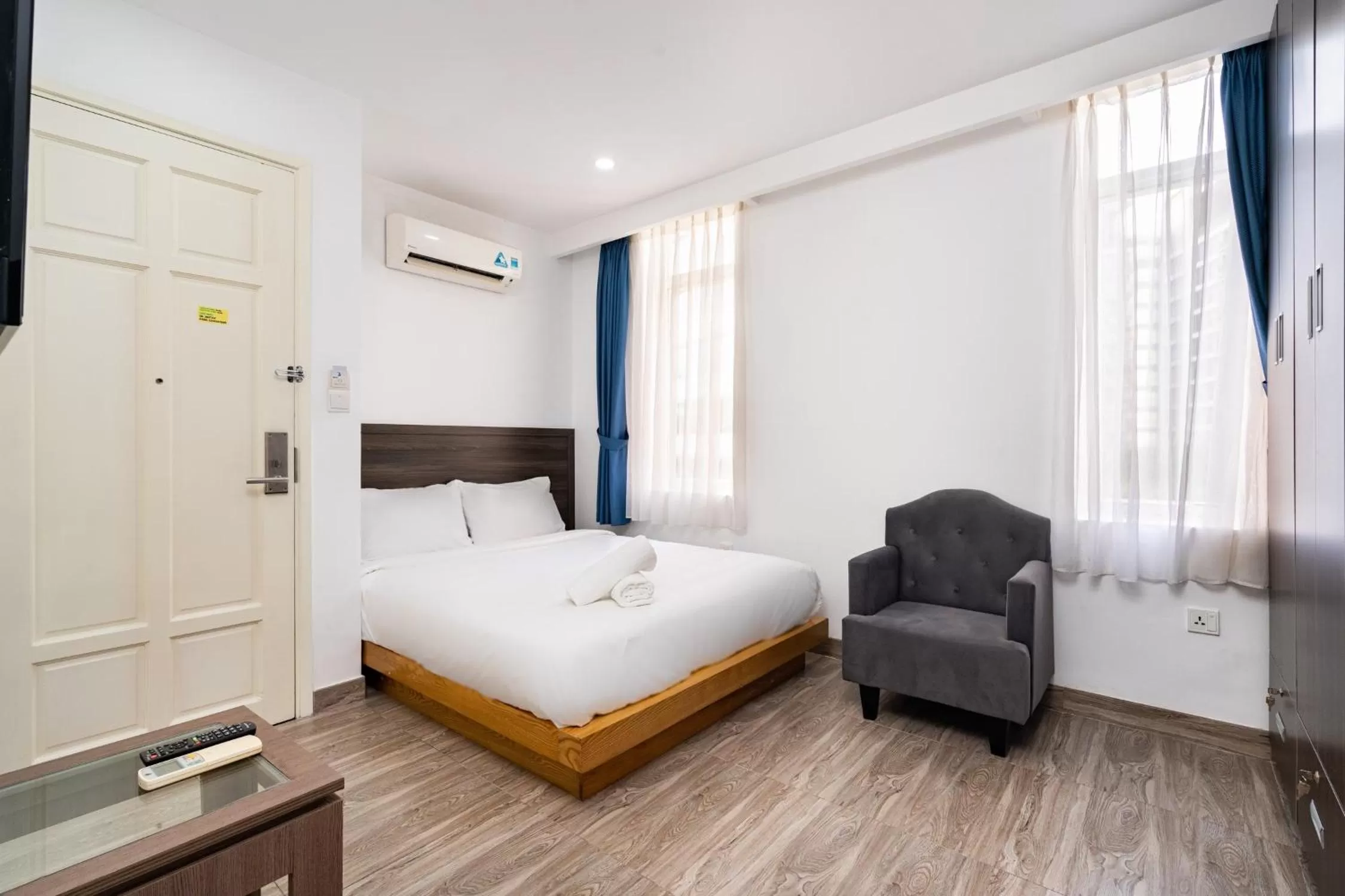 Bedroom, Bed in La Airport Tan Binh Hotel