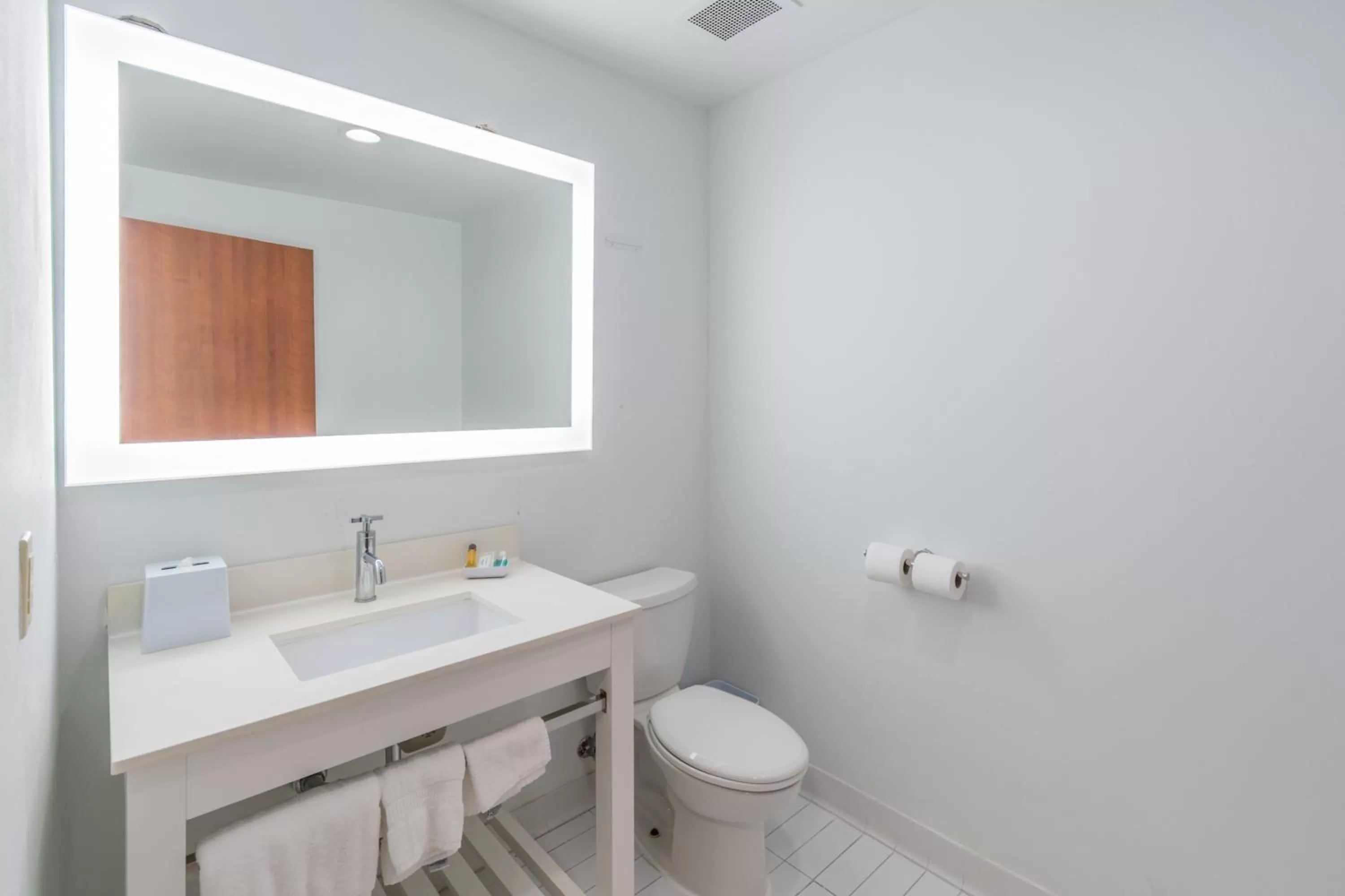 Standard King Room - Non Smoking in Clarion Pointe Galveston Seawall