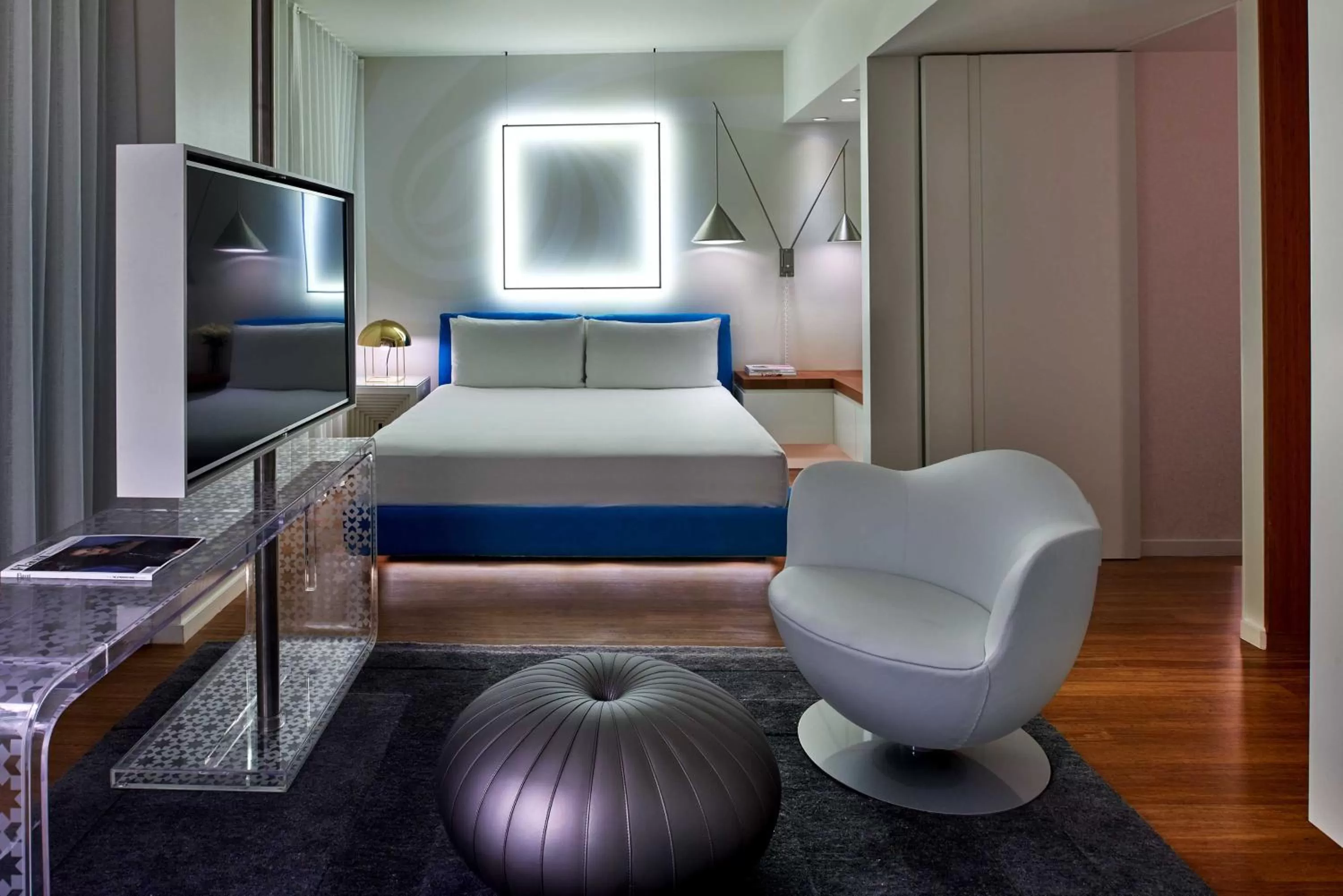 Photo of the whole room, Bed in Mondrian Los Angeles