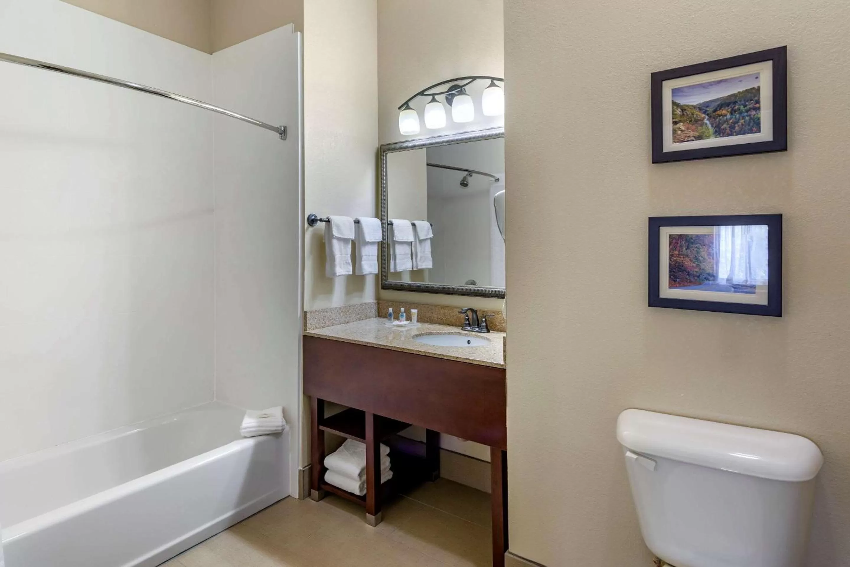 Photo of the whole room in Comfort Inn & Suites Blue Ridge