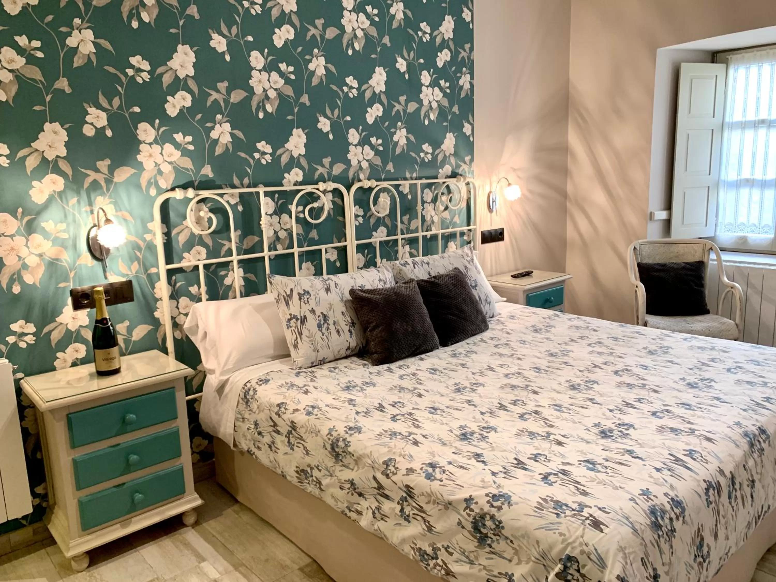 Photo of the whole room, Bed in Akla Suites con Jacuzzi Santillana