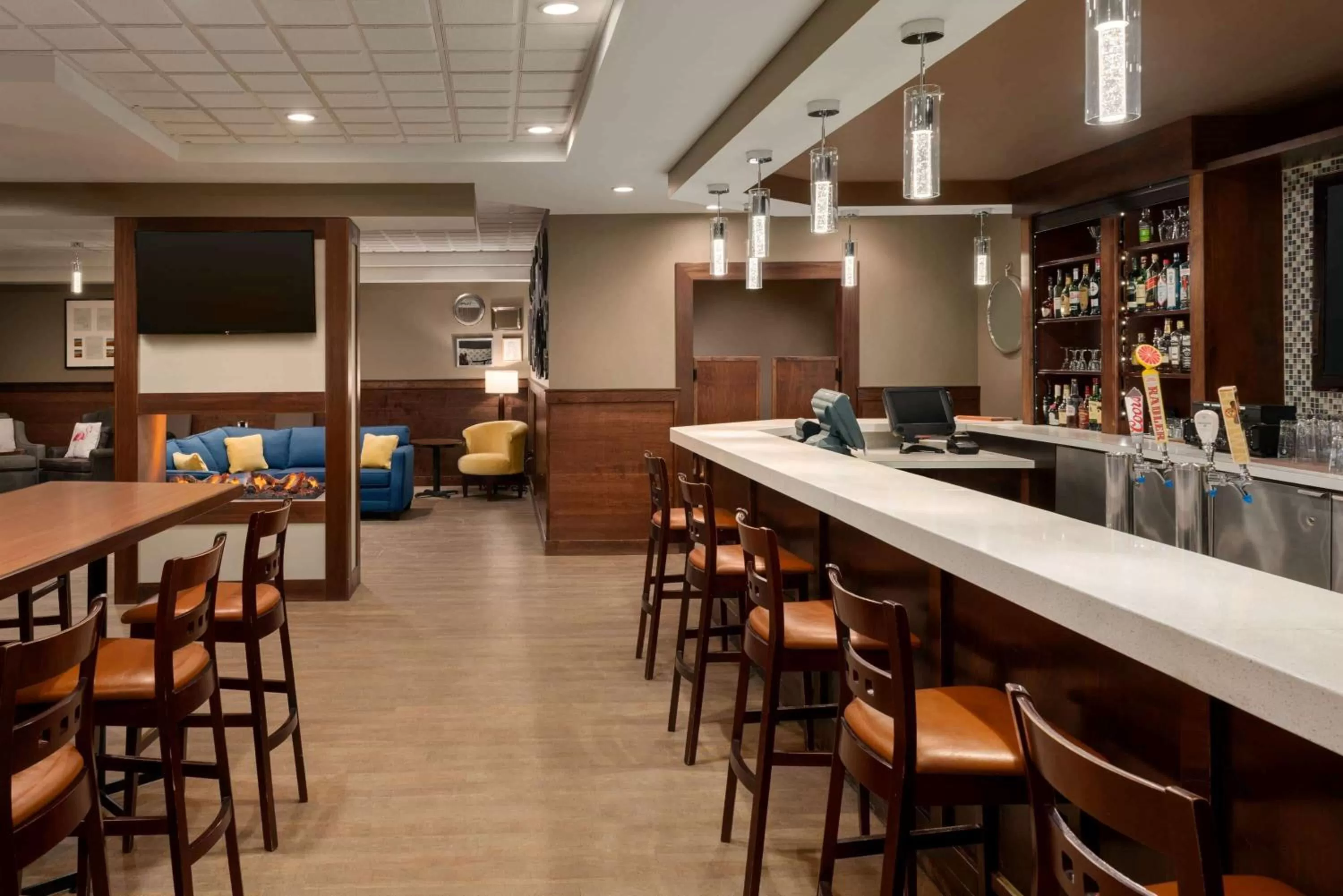 Lounge or bar in Travelodge Hotel by Wyndham Saskatoon