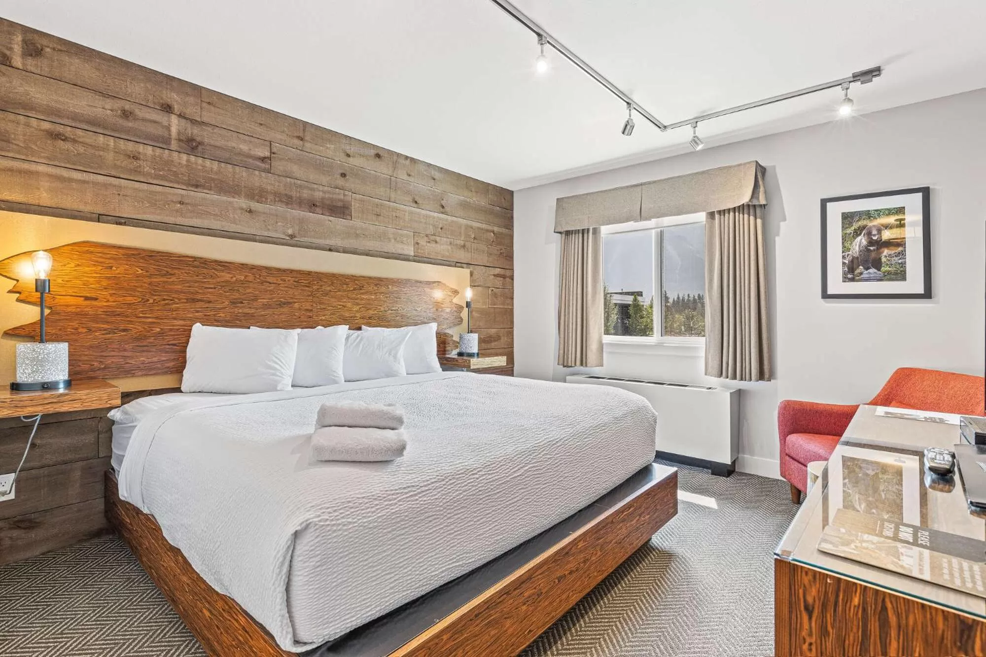 Bedroom, Bed in Basecamp Lodge Canmore