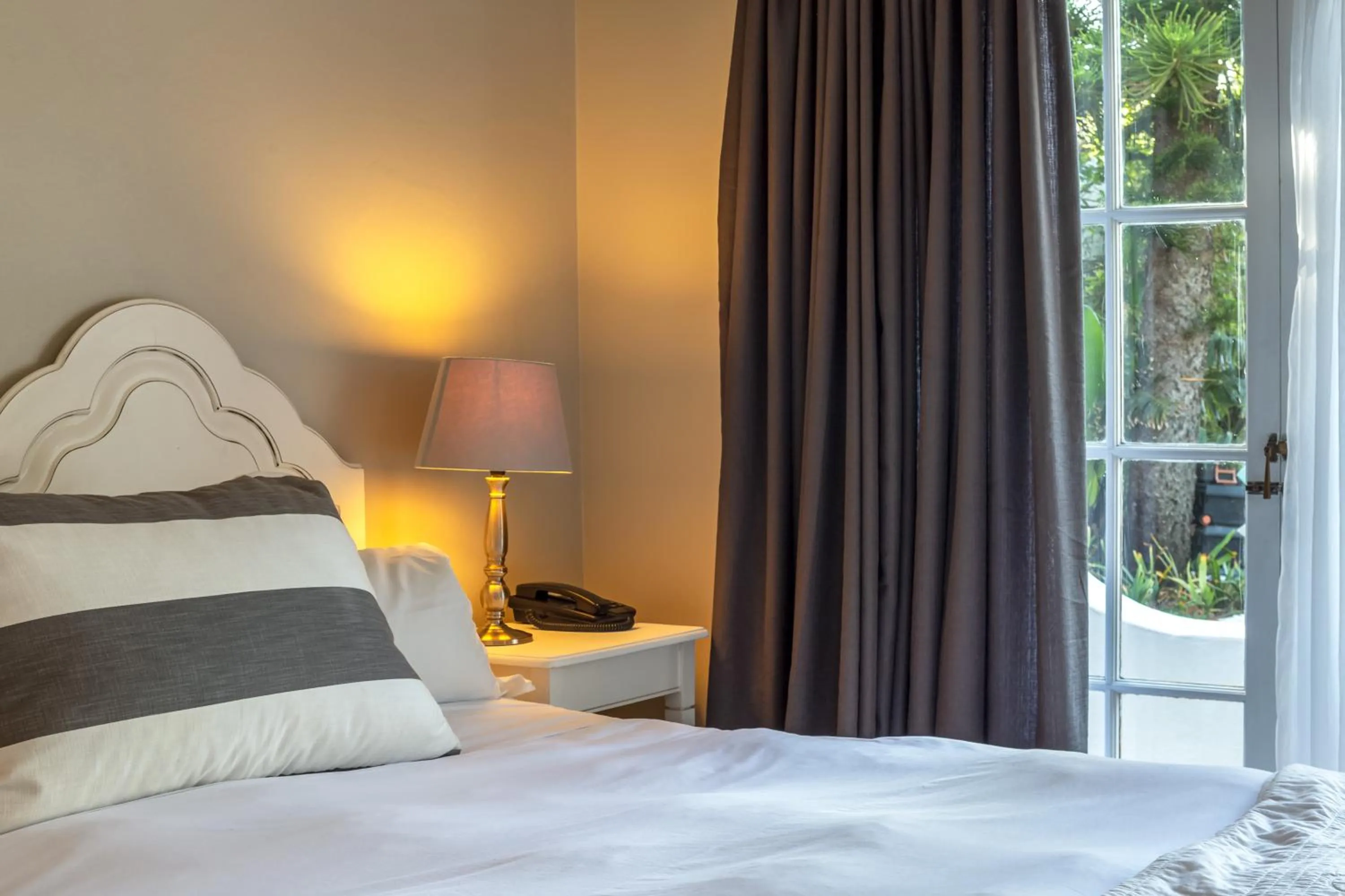 Bed in Whale Rock Luxury Lodge