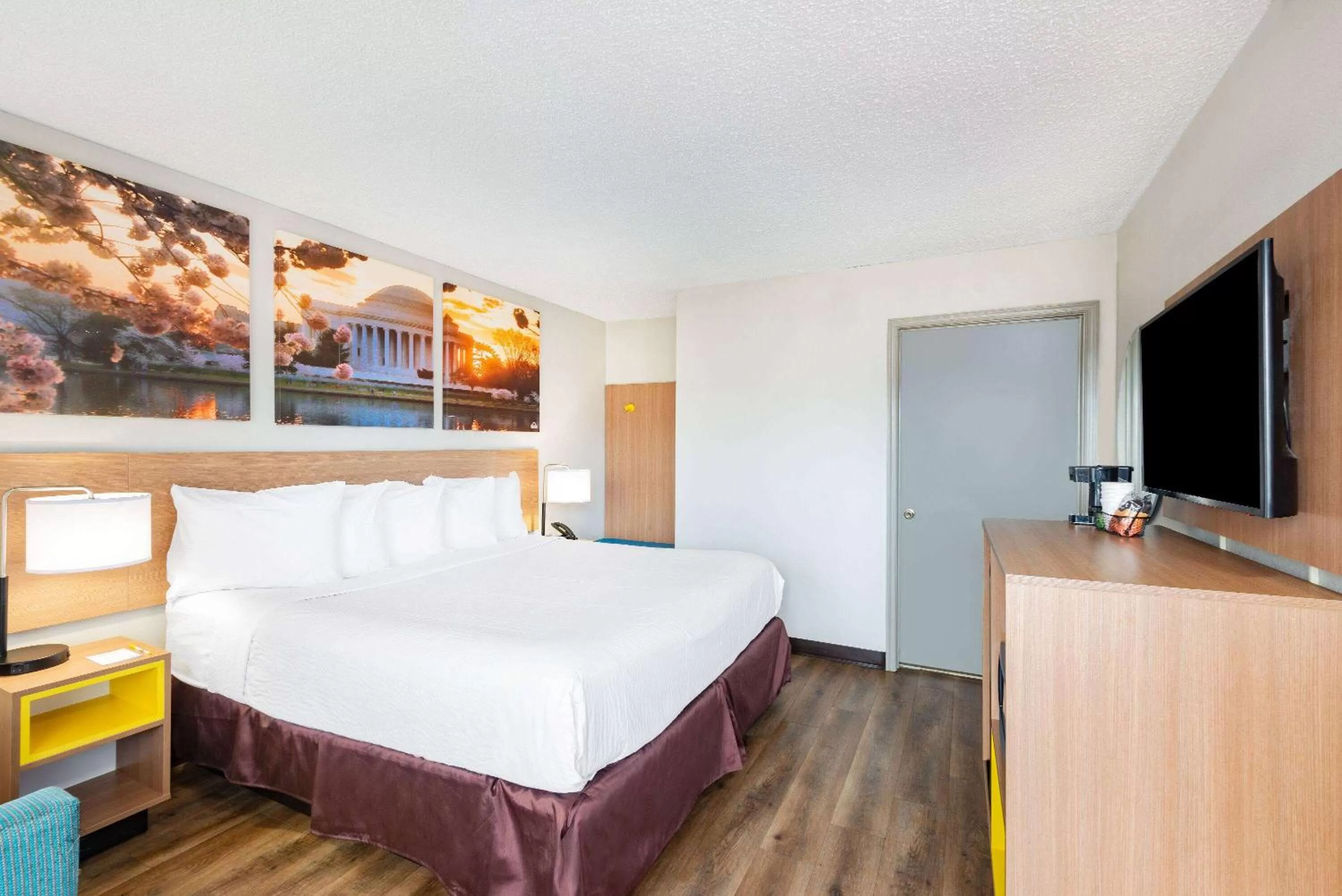 Photo of the whole room, Bed in Days Inn by Wyndham Charlottesville/University Area