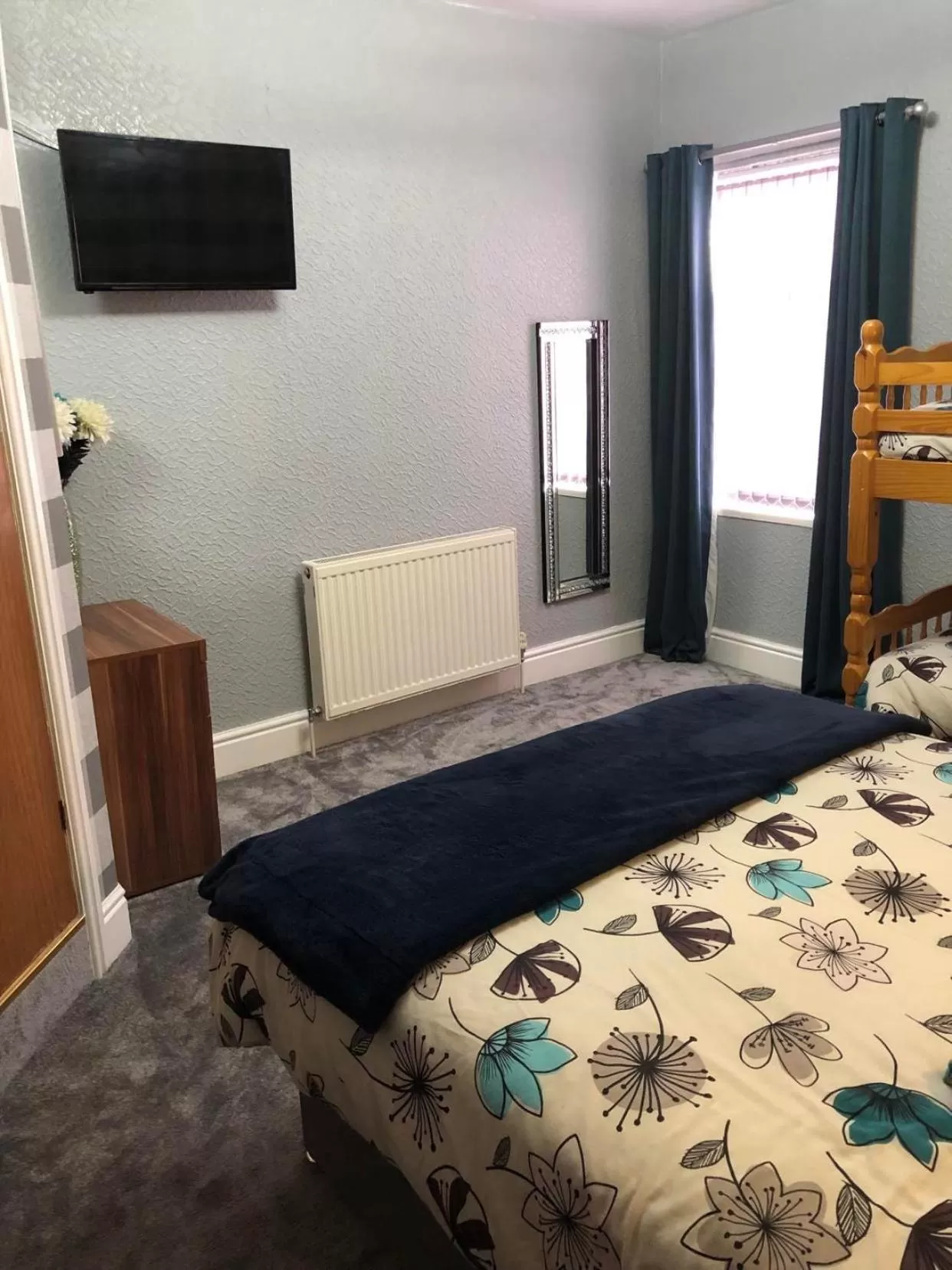 Guests, Bed in Springfield Hotel