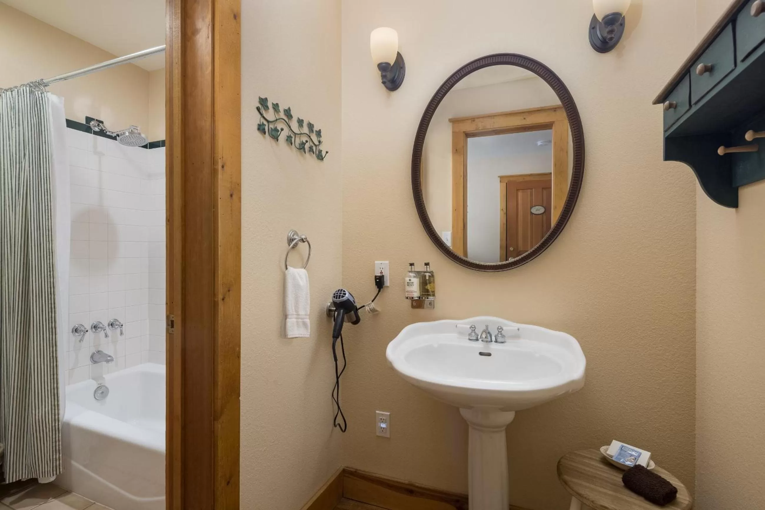 Bathroom in Sunflower Hill Inn