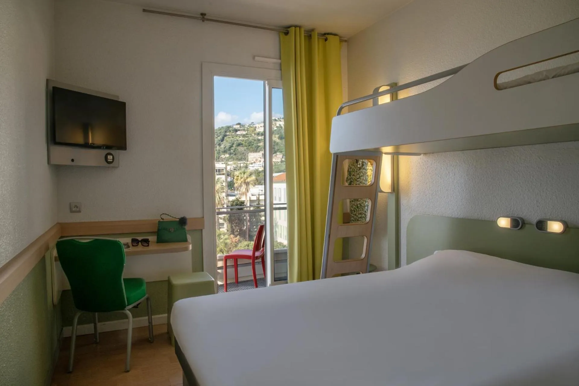 Bedroom, Bed in ibis budget Menton Bord de Mer