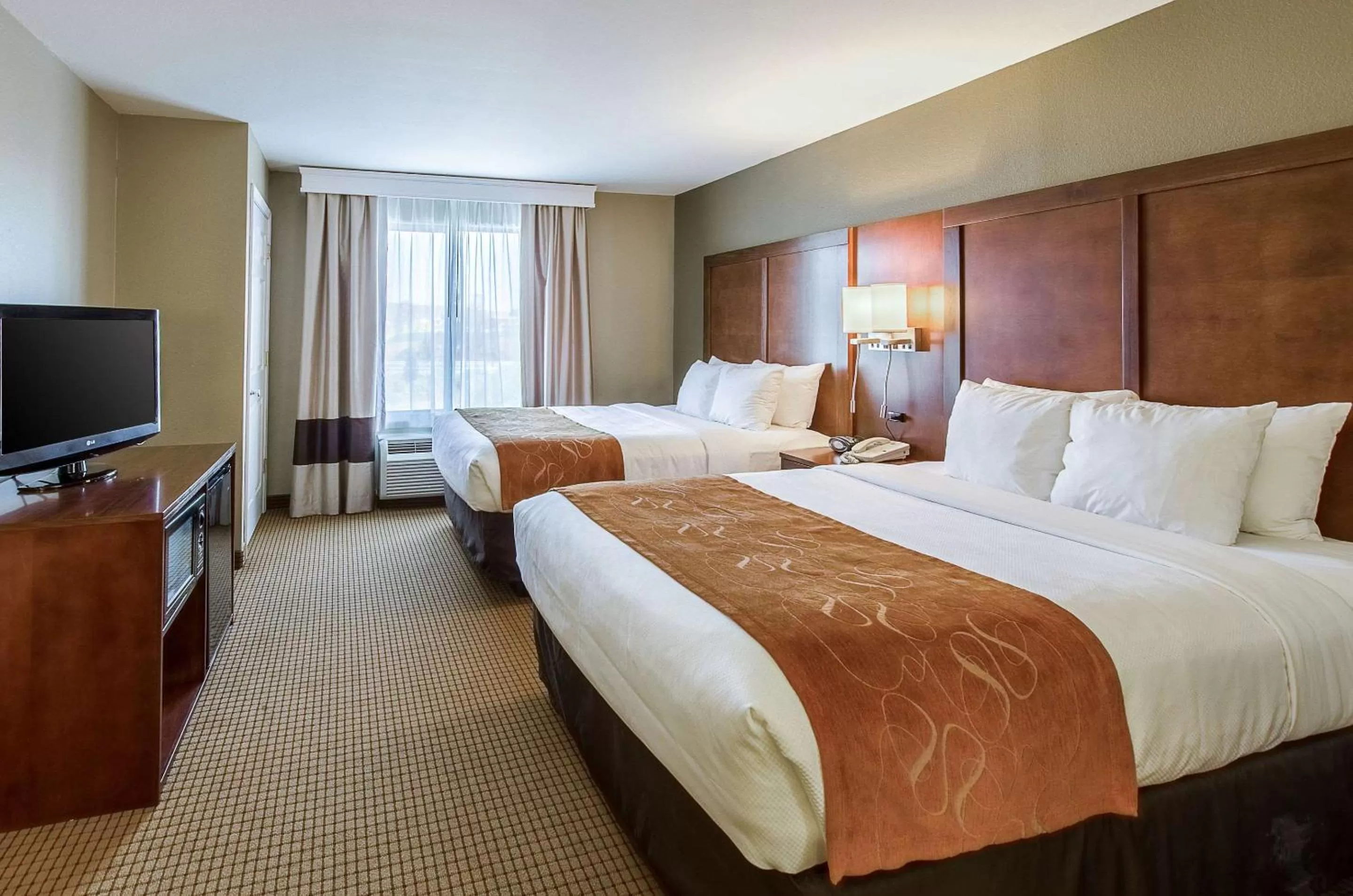 Photo of the whole room, Bed in Comfort Suites Wytheville