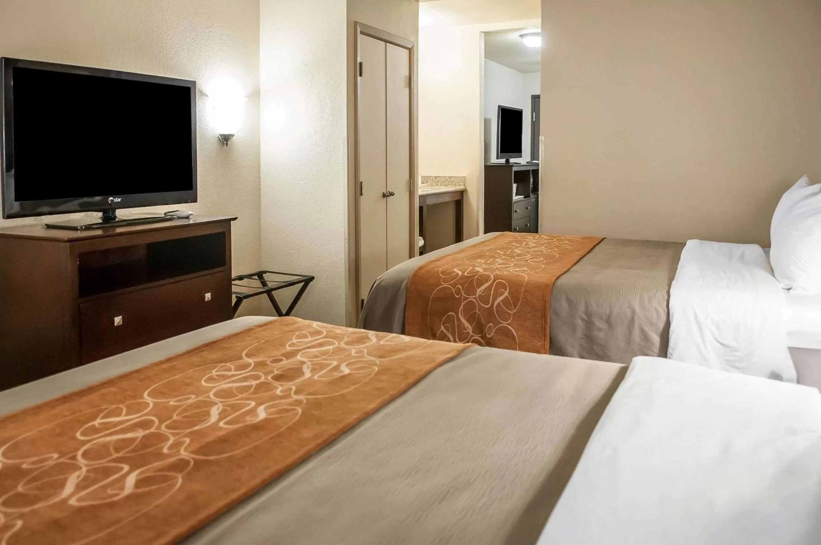 Photo of the whole room, Bed in Comfort Suites Albuquerque-North Journal Center