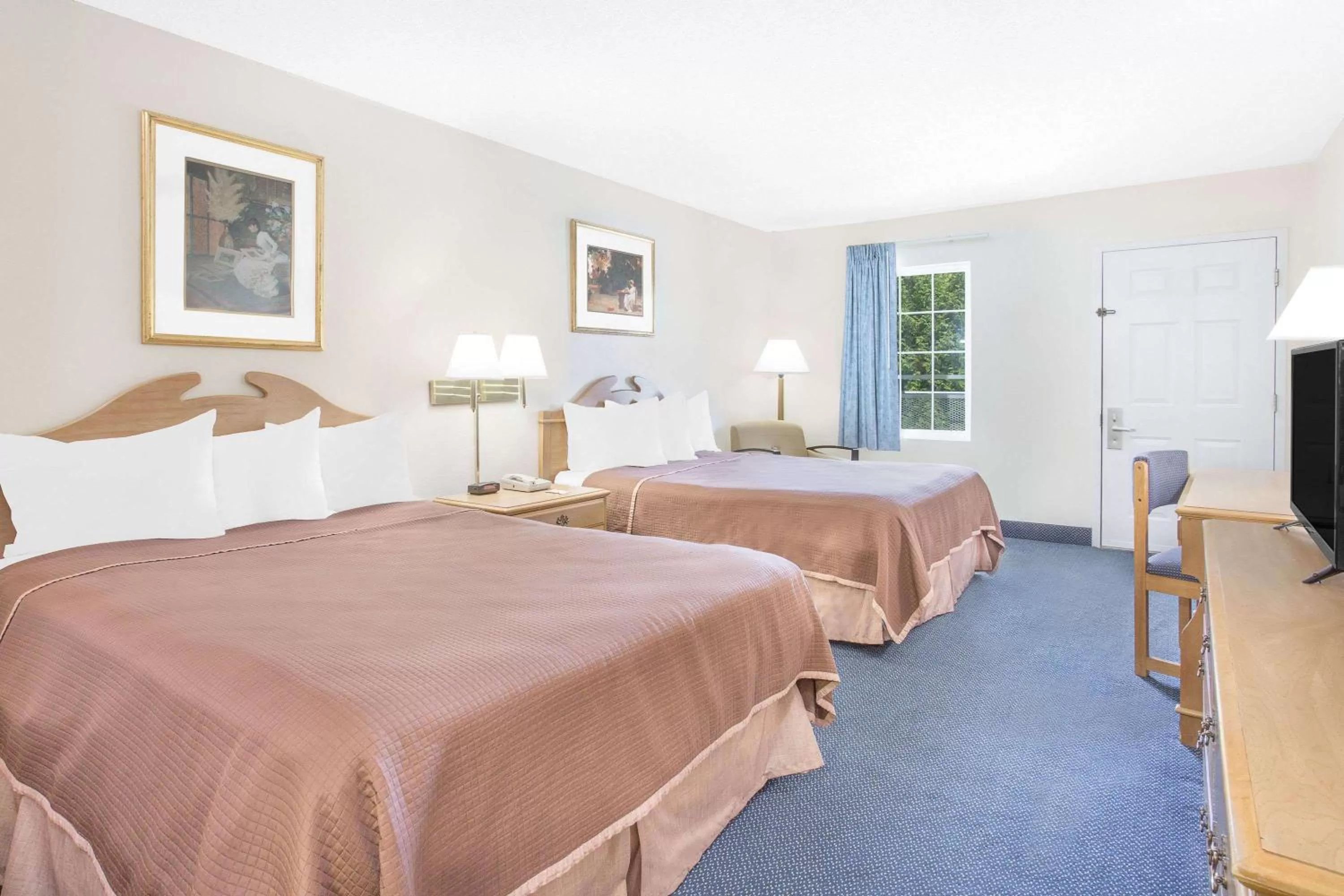 Photo of the whole room, Bed in Howard Johnson by Wyndham Staunton