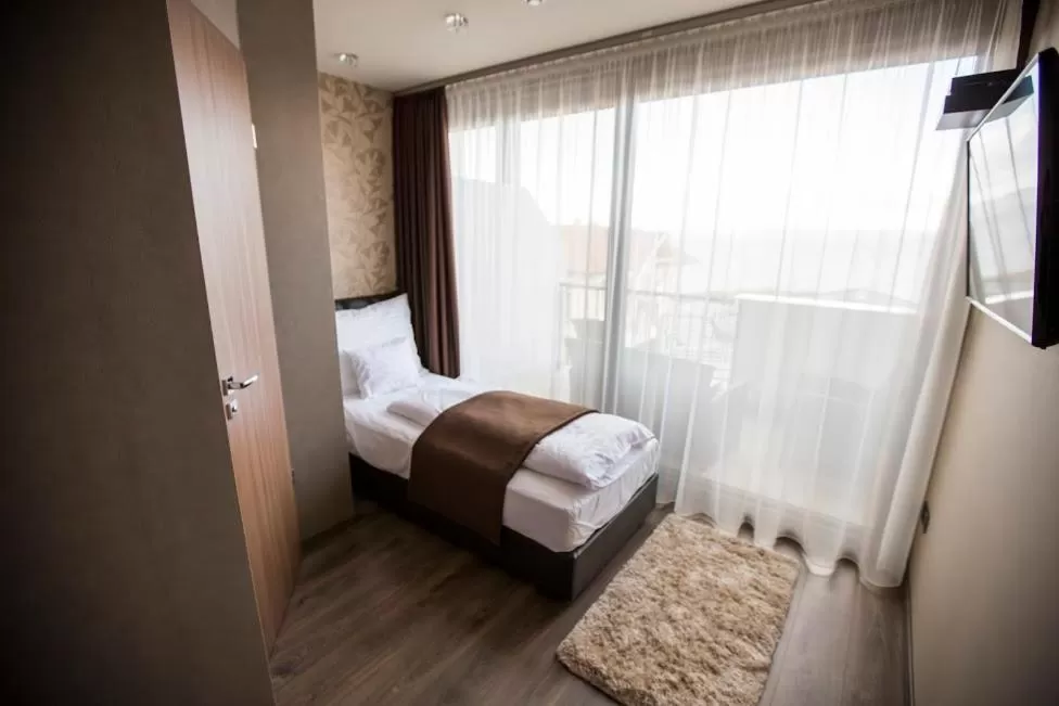 Photo of the whole room, Bed in Pole Position Beach Hotel