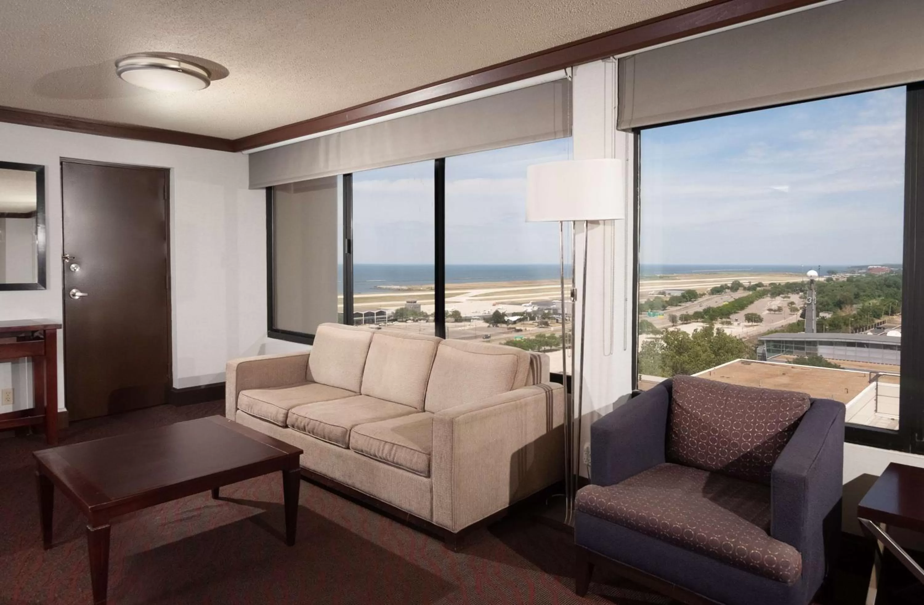 Living room in DoubleTree by Hilton Hotel Cleveland Downtown - Lakeside