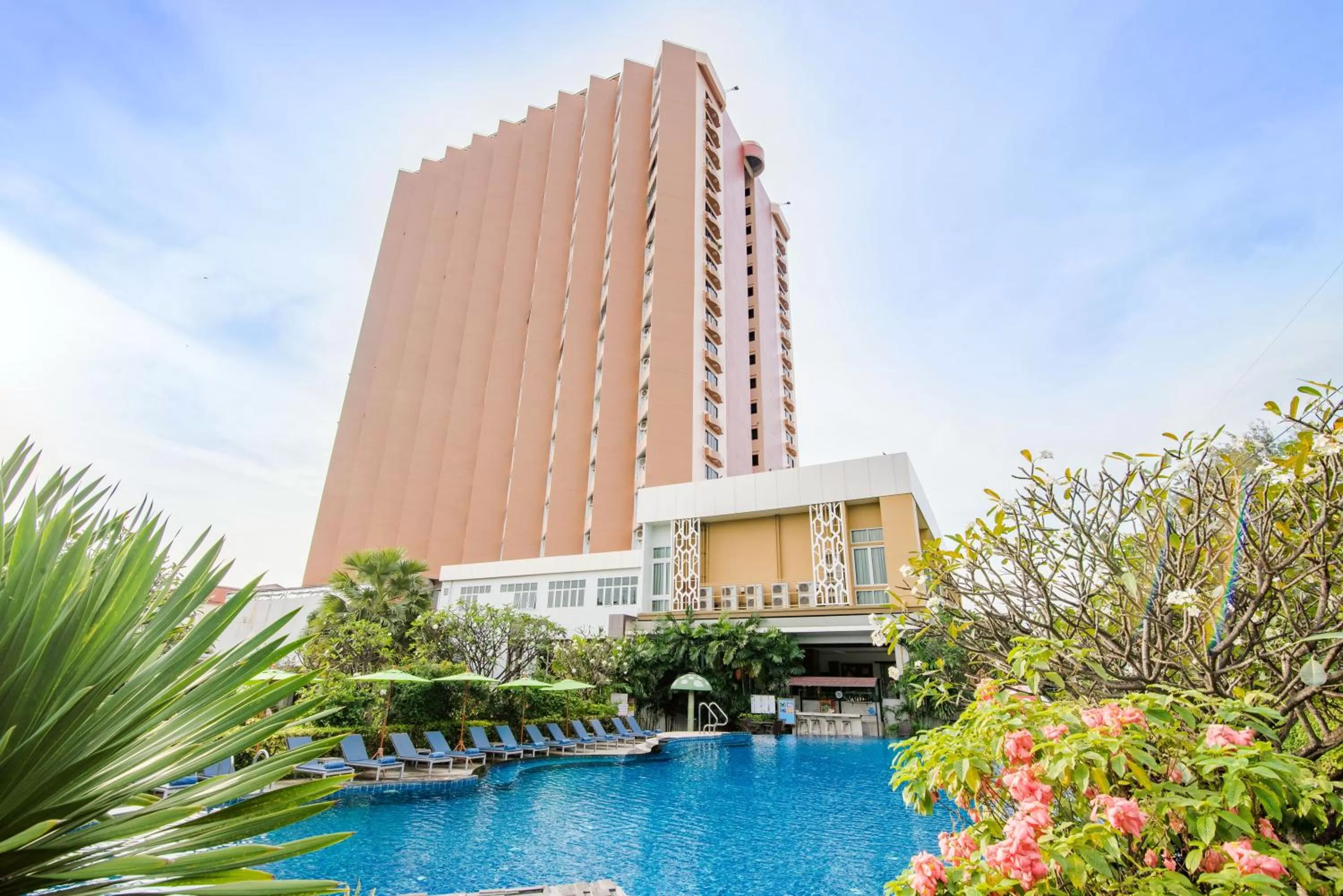 Property building in Golden Beach Cha-Am Hotel