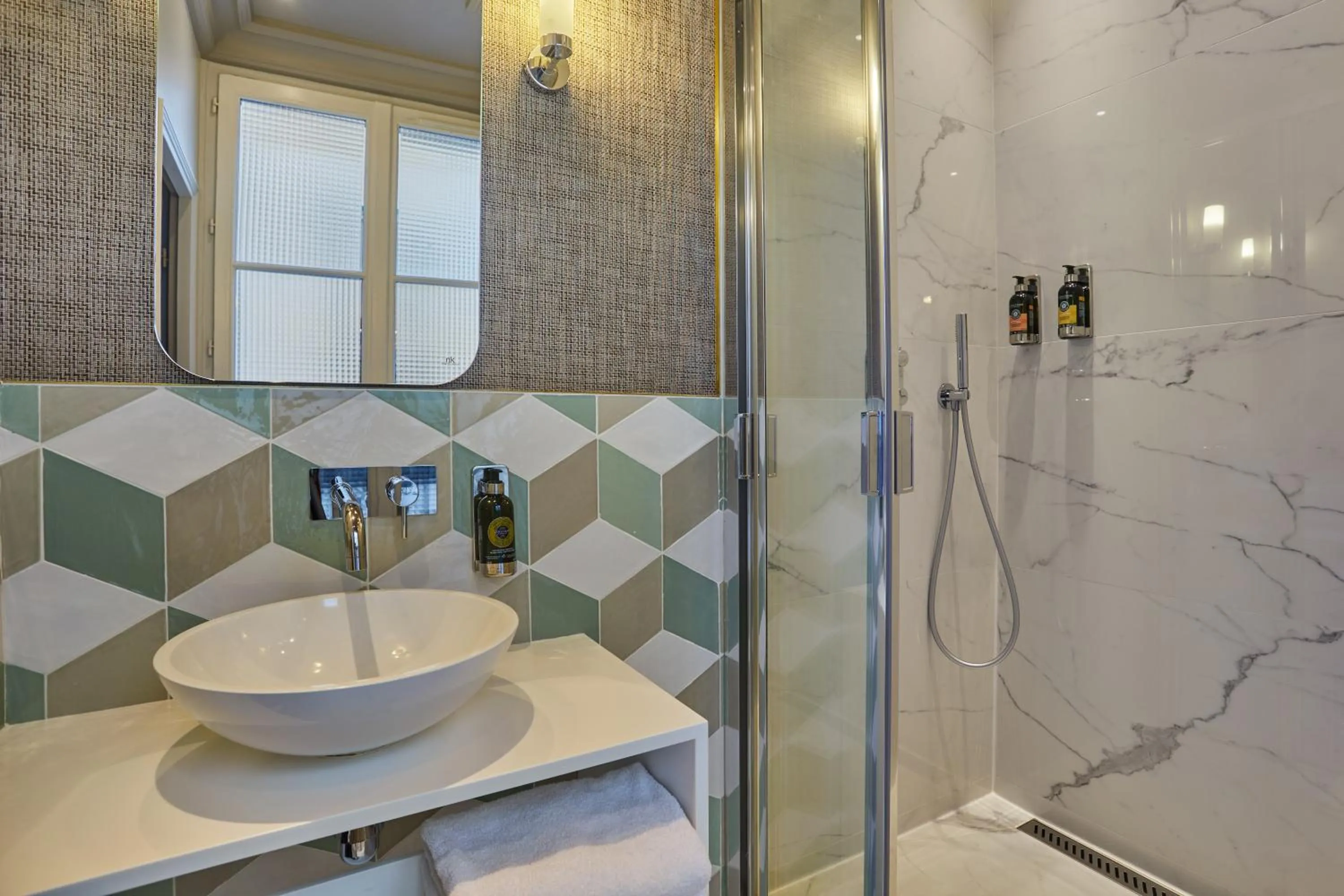 Bathroom in Le Robinet d'Or Paris Canal Saint Martin