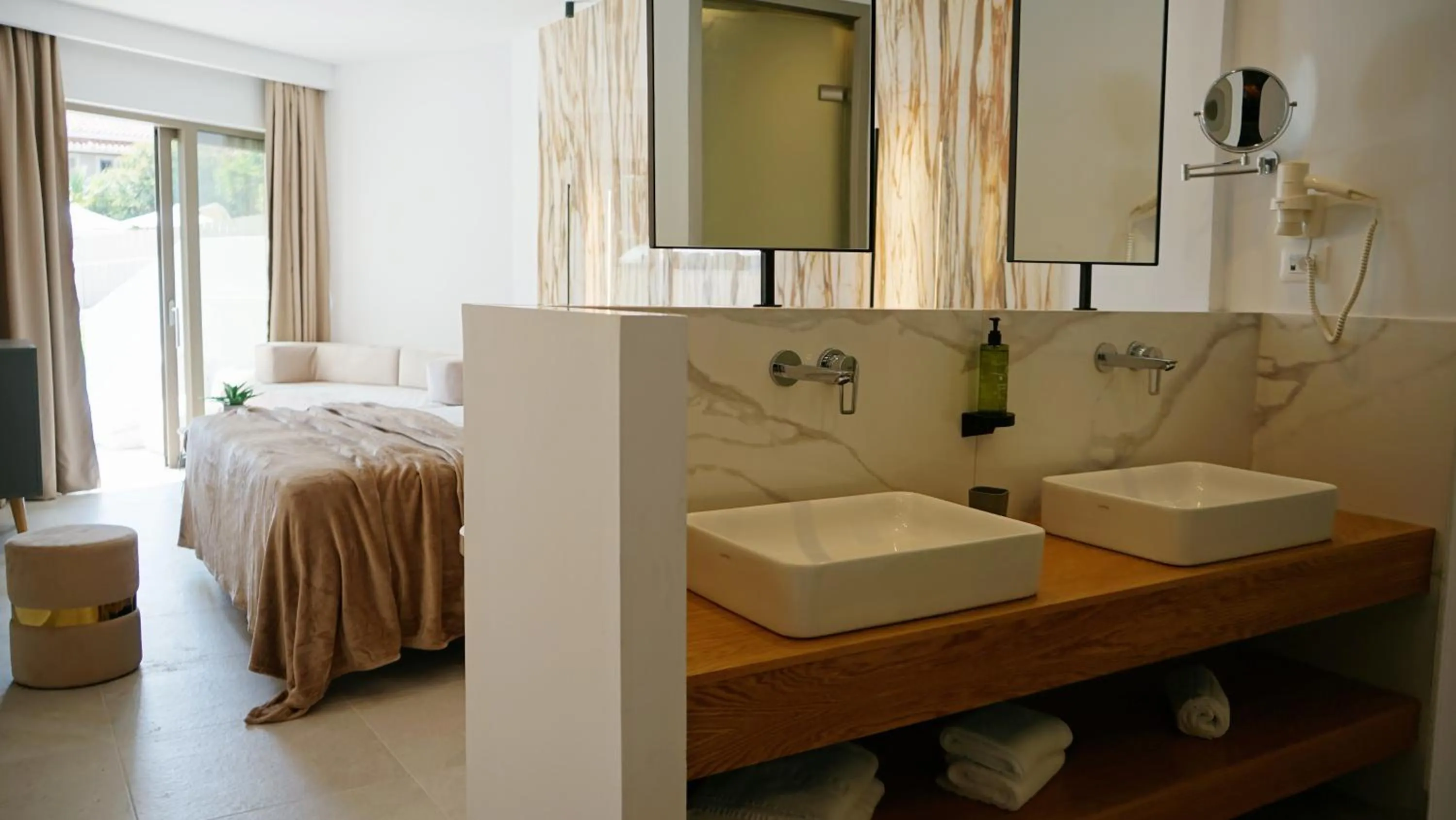 Bathroom, Bed in Diana Palace Hotel Zakynthos