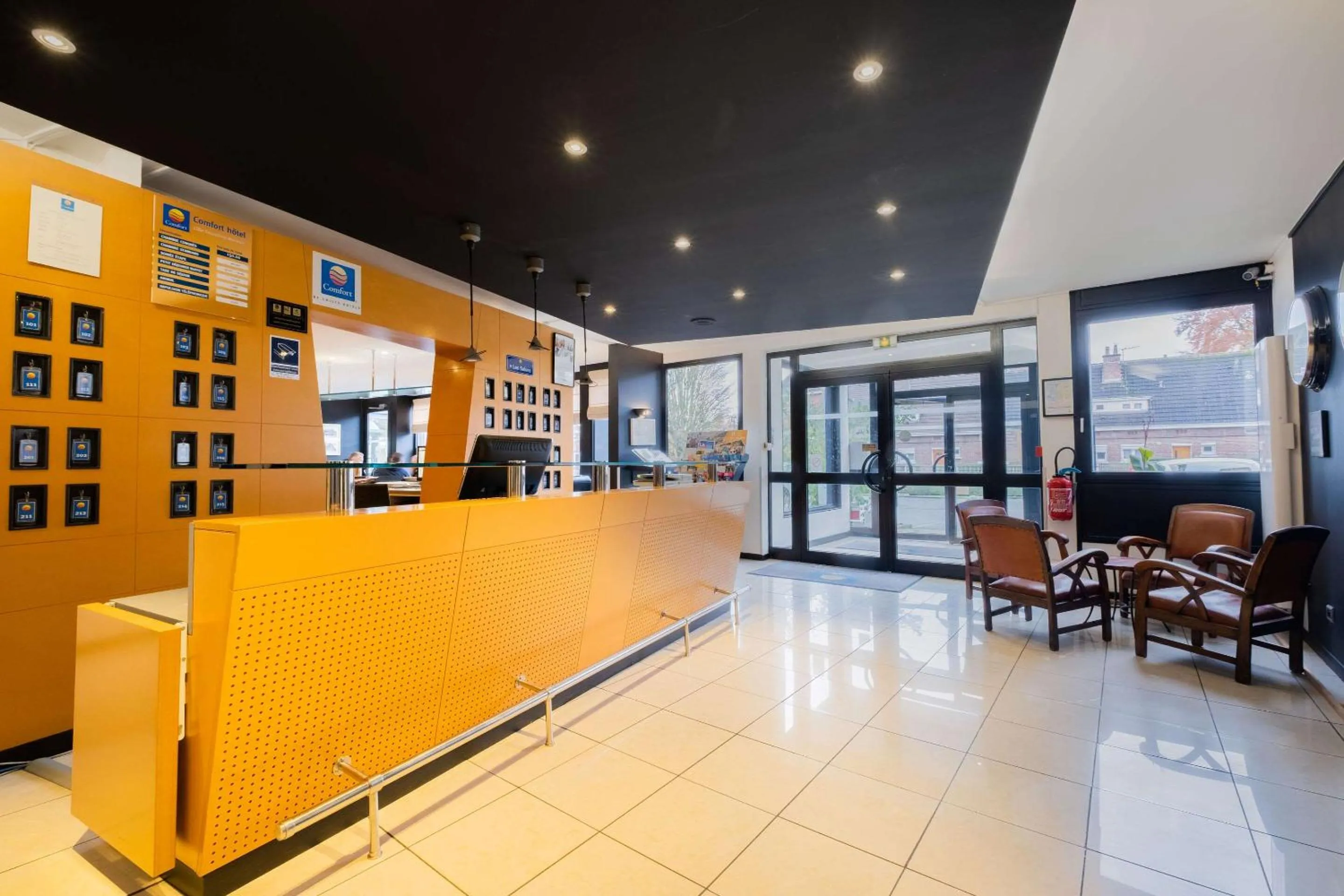 Lobby or reception in Comfort Hotel Lille L'Union