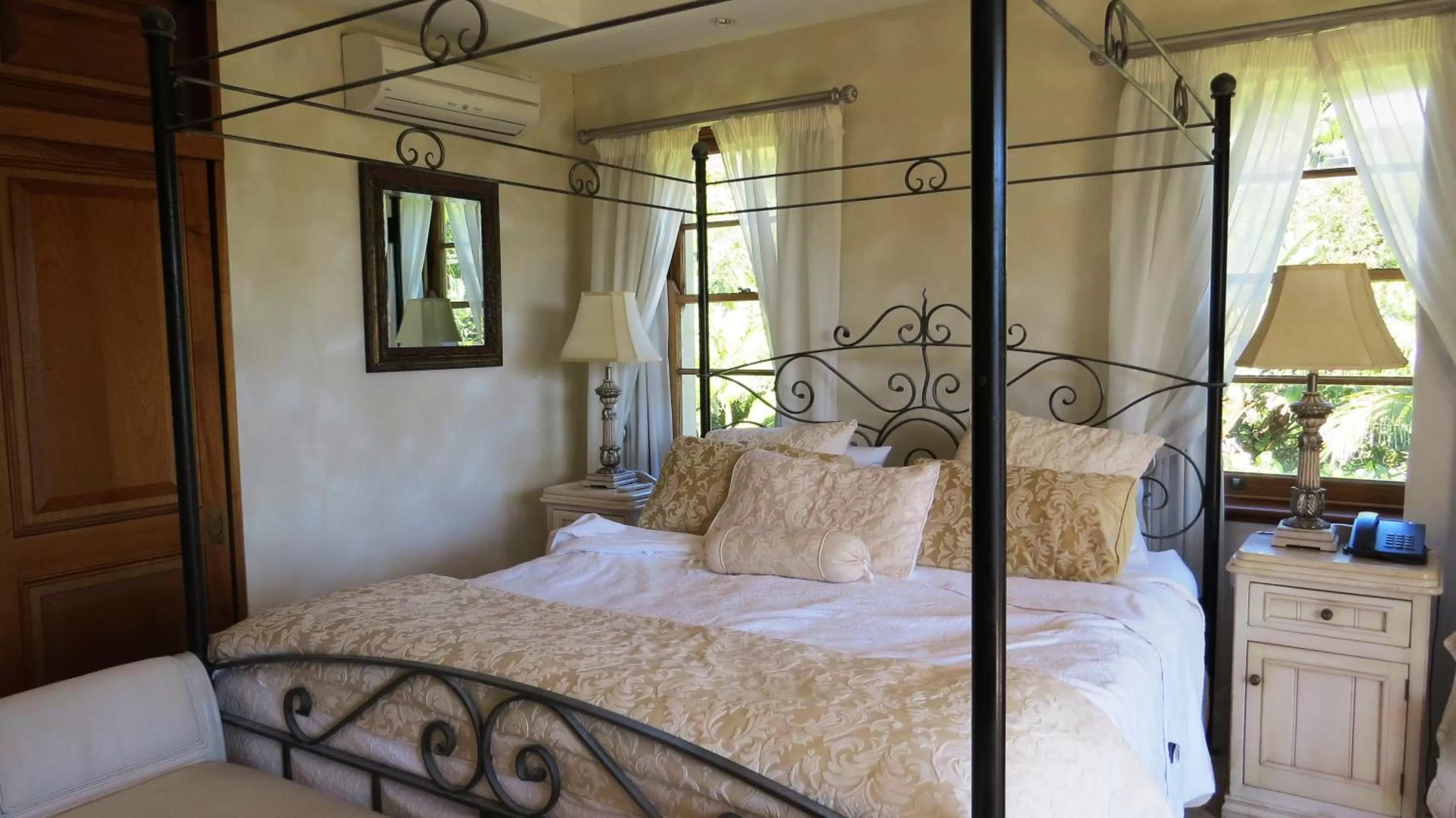 Day, Bed in Victoria's At Wategos