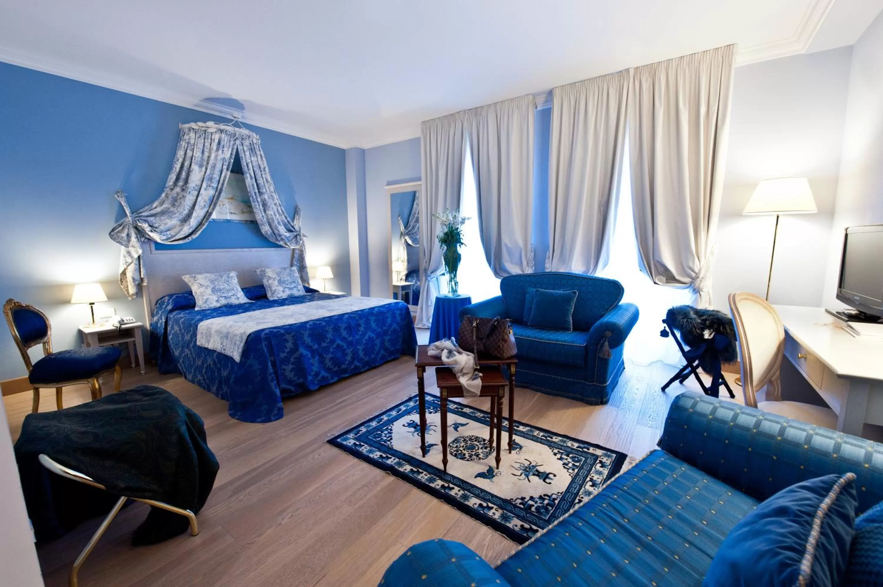 Photo of the whole room, Bed in OSTUNI PALACE - Hotel Bistrot & SPA