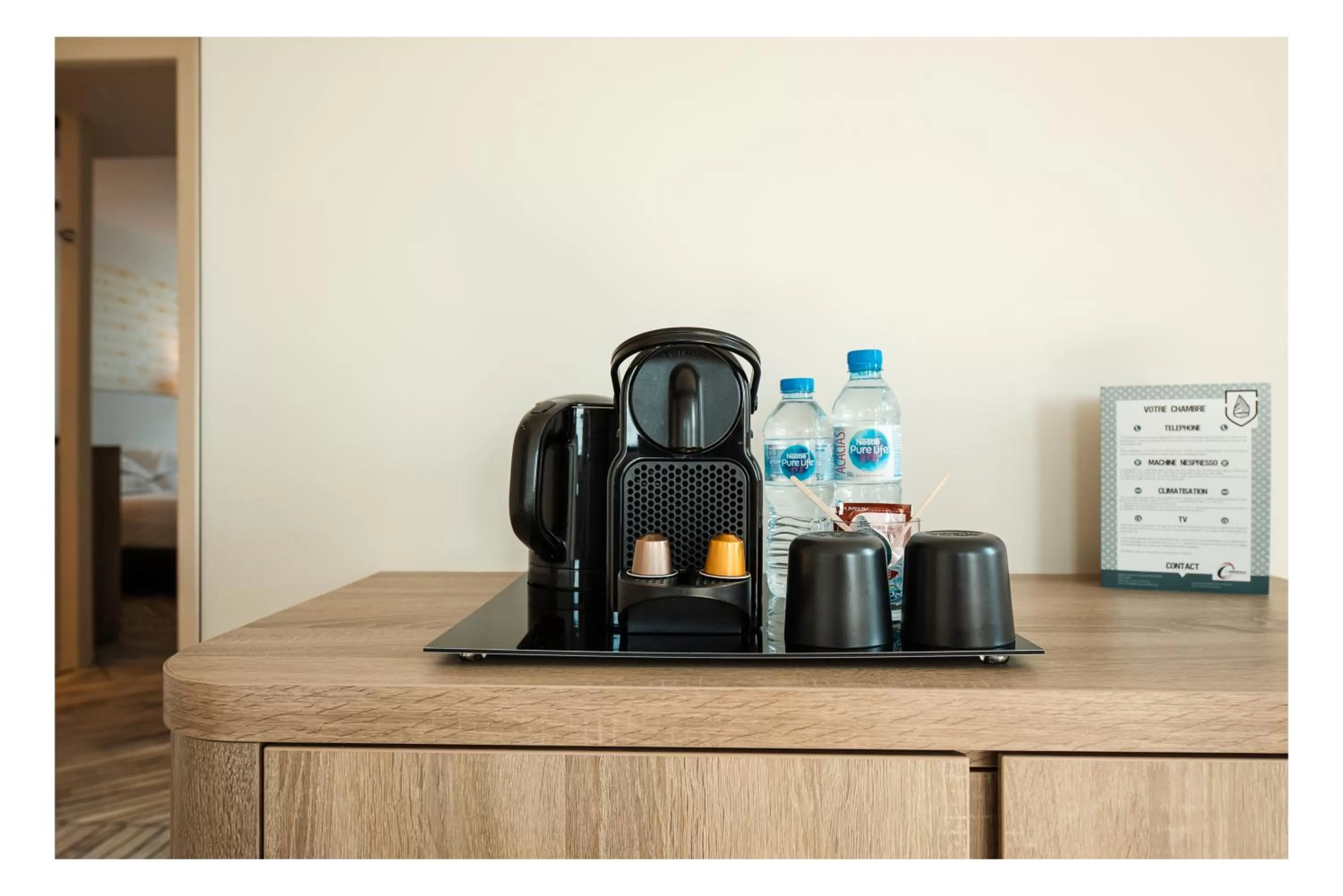 Coffee/tea facilities in The Originals Boutique, Hôtel Maison Montmartre Paris Les Puces