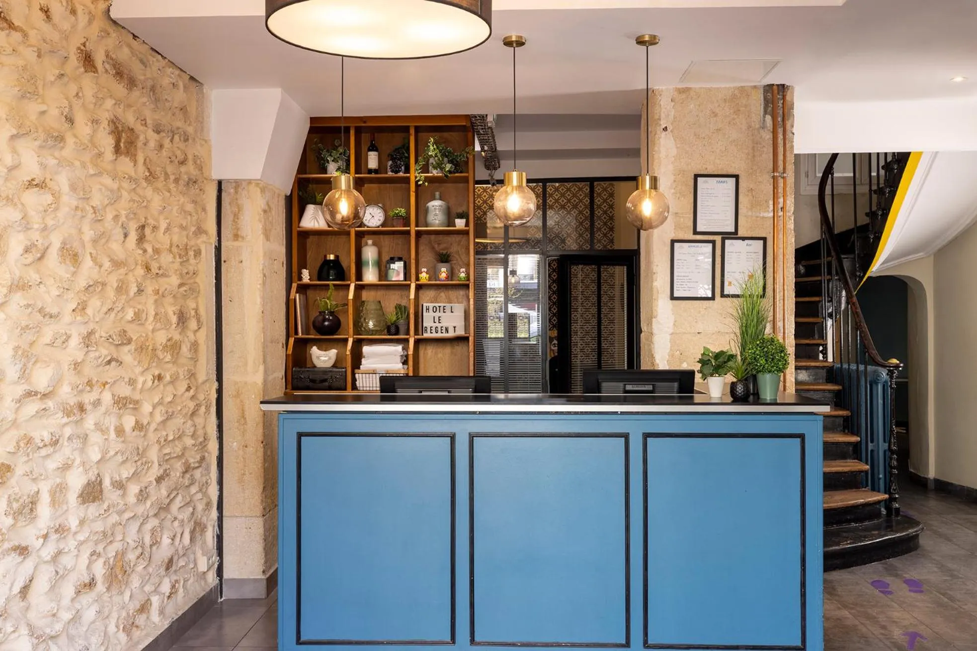 Lobby or reception in Le Regent Montmartre by Hiphophostels