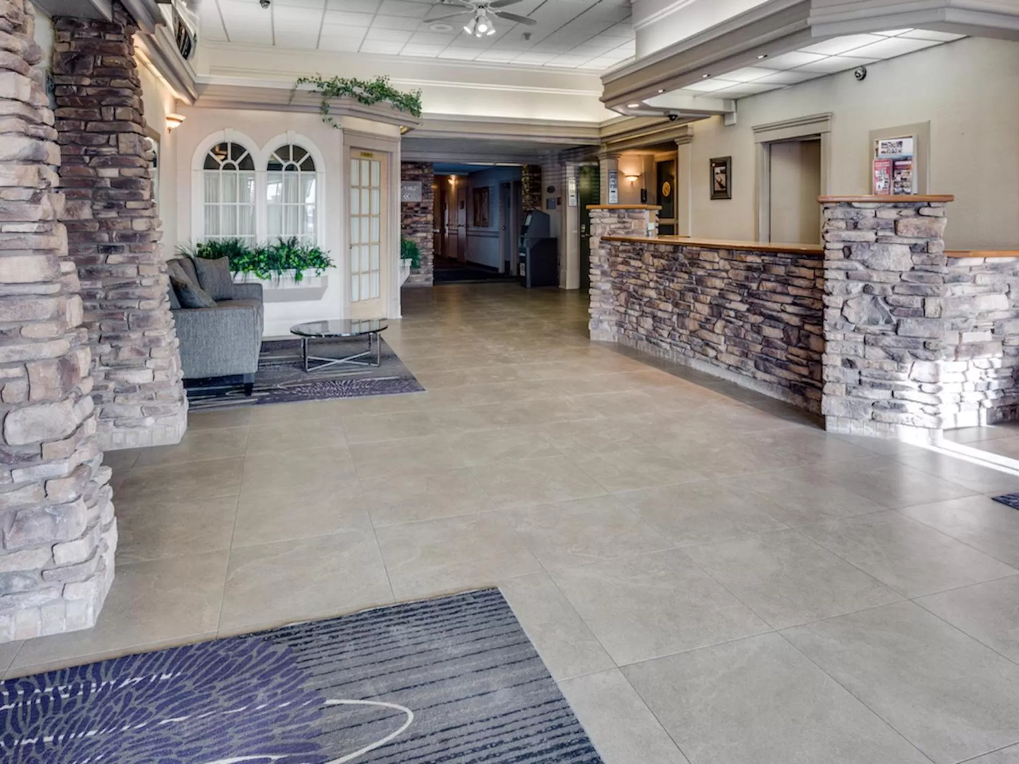 Facade/entrance in Heritage Inn Hotel & Convention Centre - High River