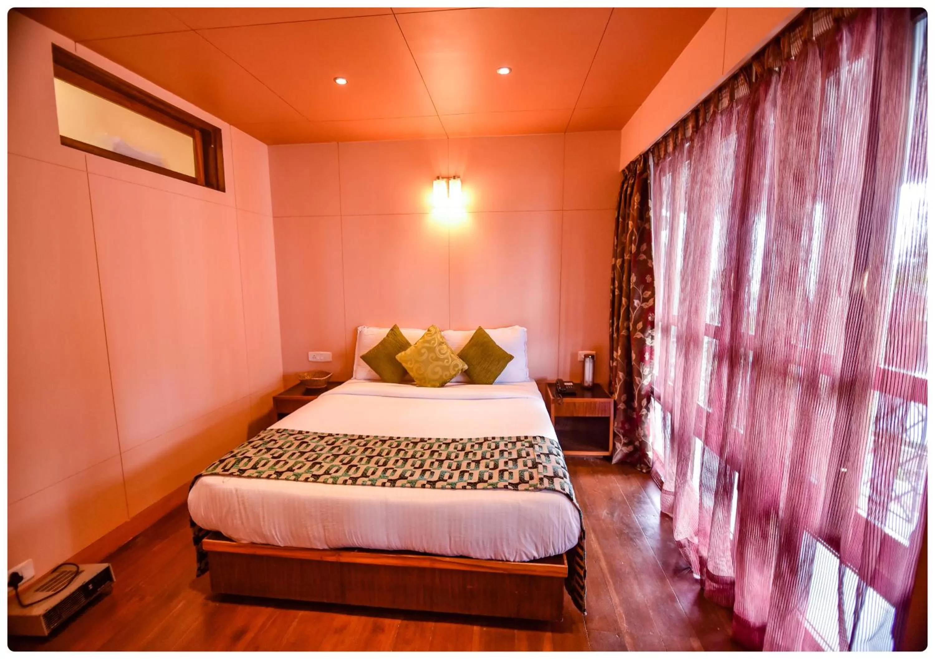 Bedroom, Bed in Cedar Inn