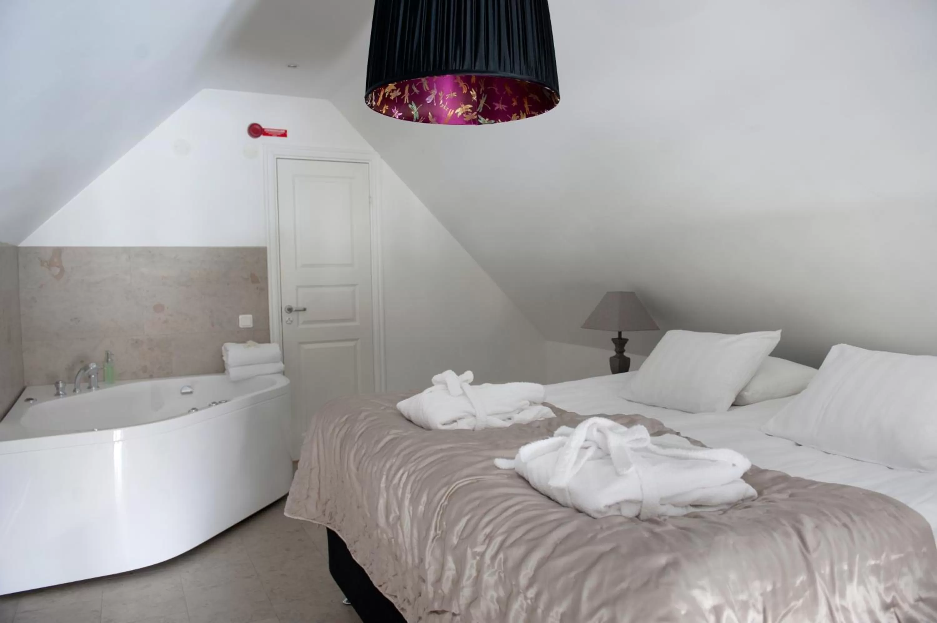 Bathroom, Bed in Hotell Slottsbacken