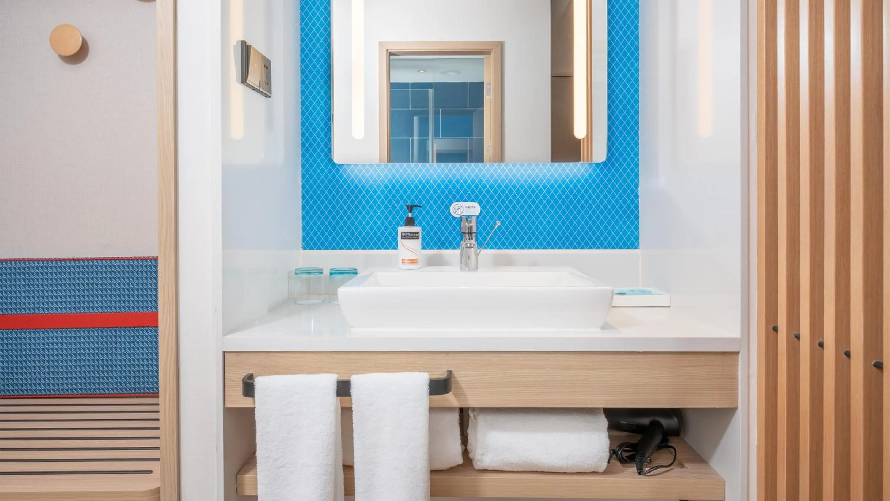 Photo of the whole room, Bathroom in Holiday Inn Express Lanzhou Jianlan, an IHG Hotel