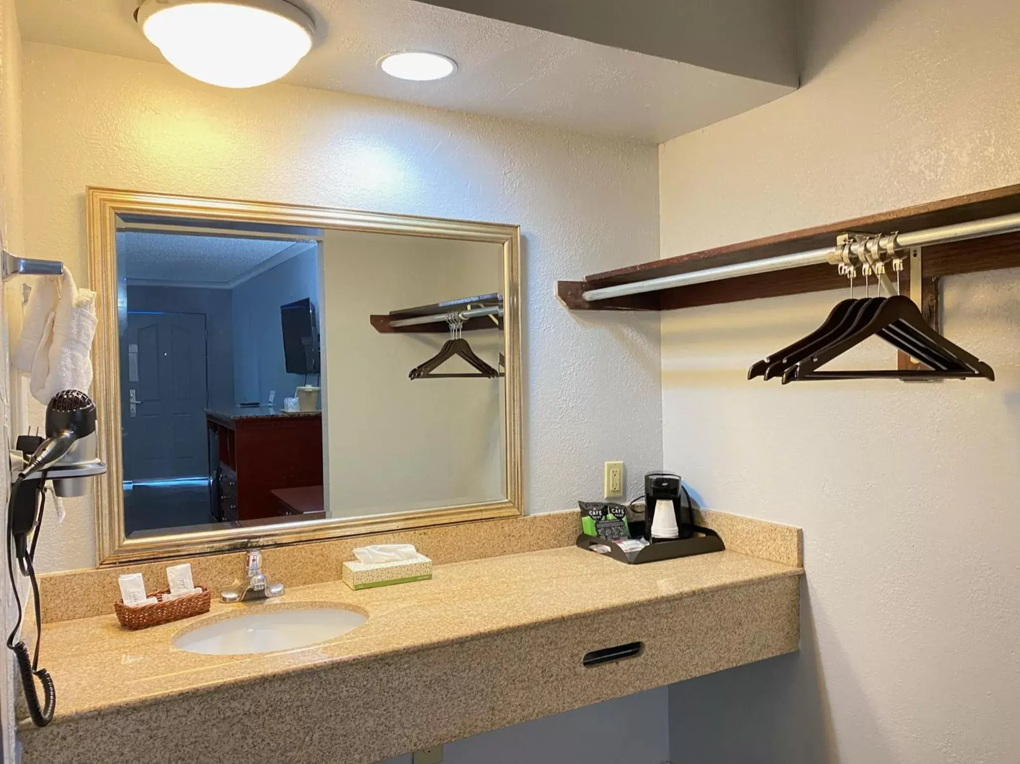 King Room - Smoking in Quarters Inn & Suites King Room - Smoking in Quarters Inn & Suites