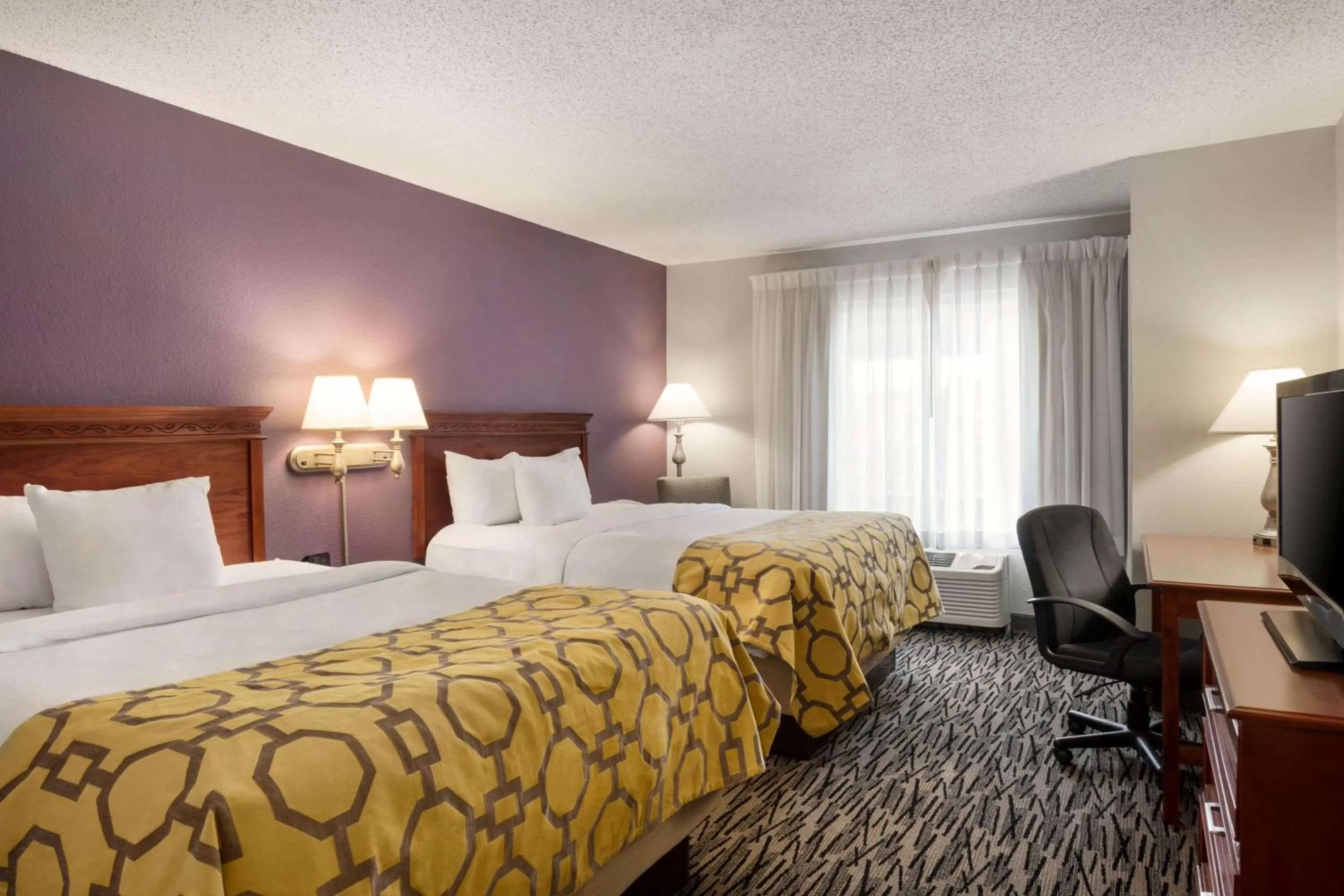 Photo of the whole room, Bed in Baymont by Wyndham Springfield I-44