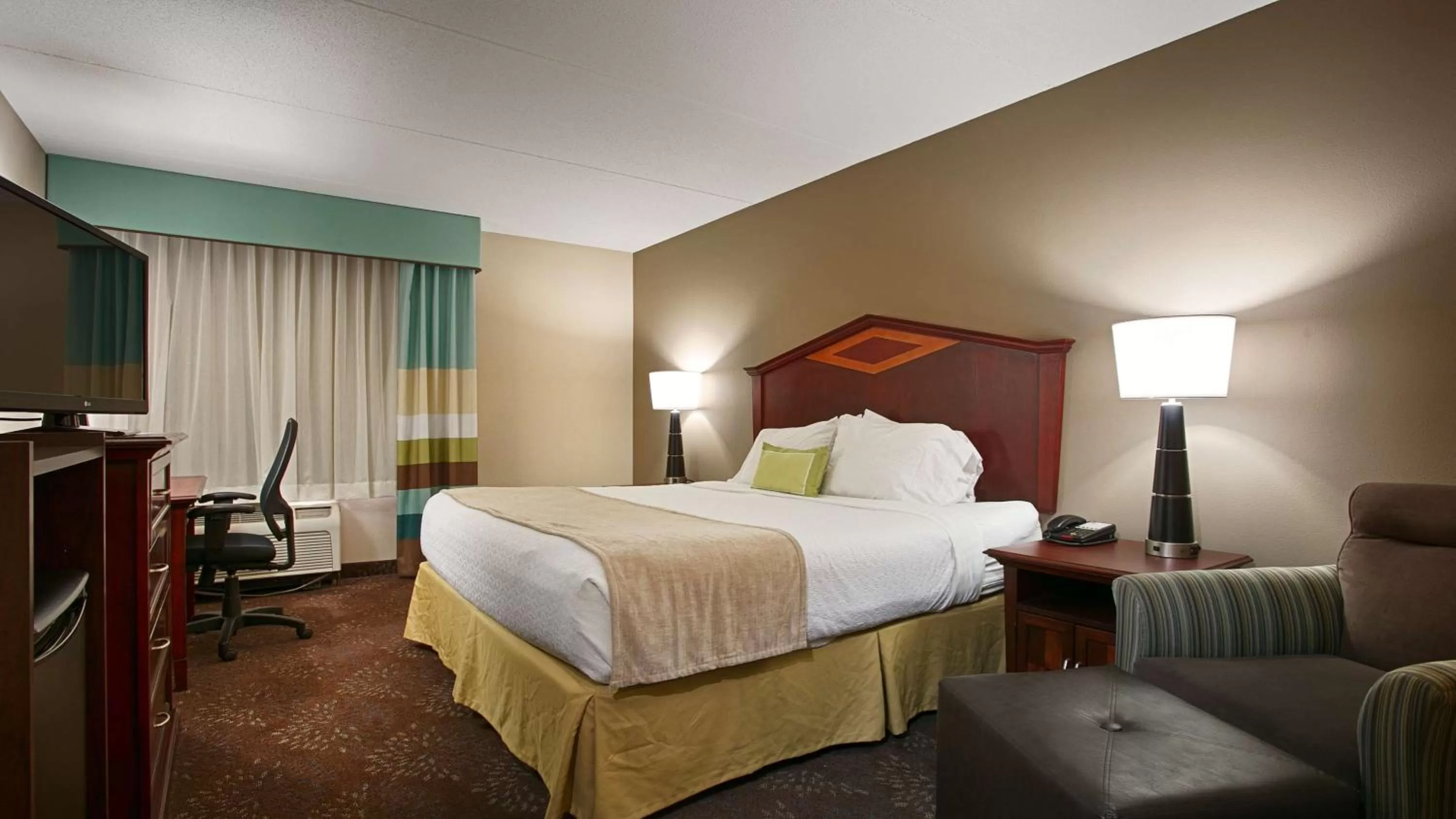 King Room with Roll-In Shower - Disability Access in Best Western Plus Willmar