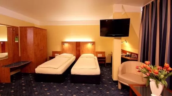 Photo of the whole room, Bed in Aparthotel Astro - Nichtraucherhotel