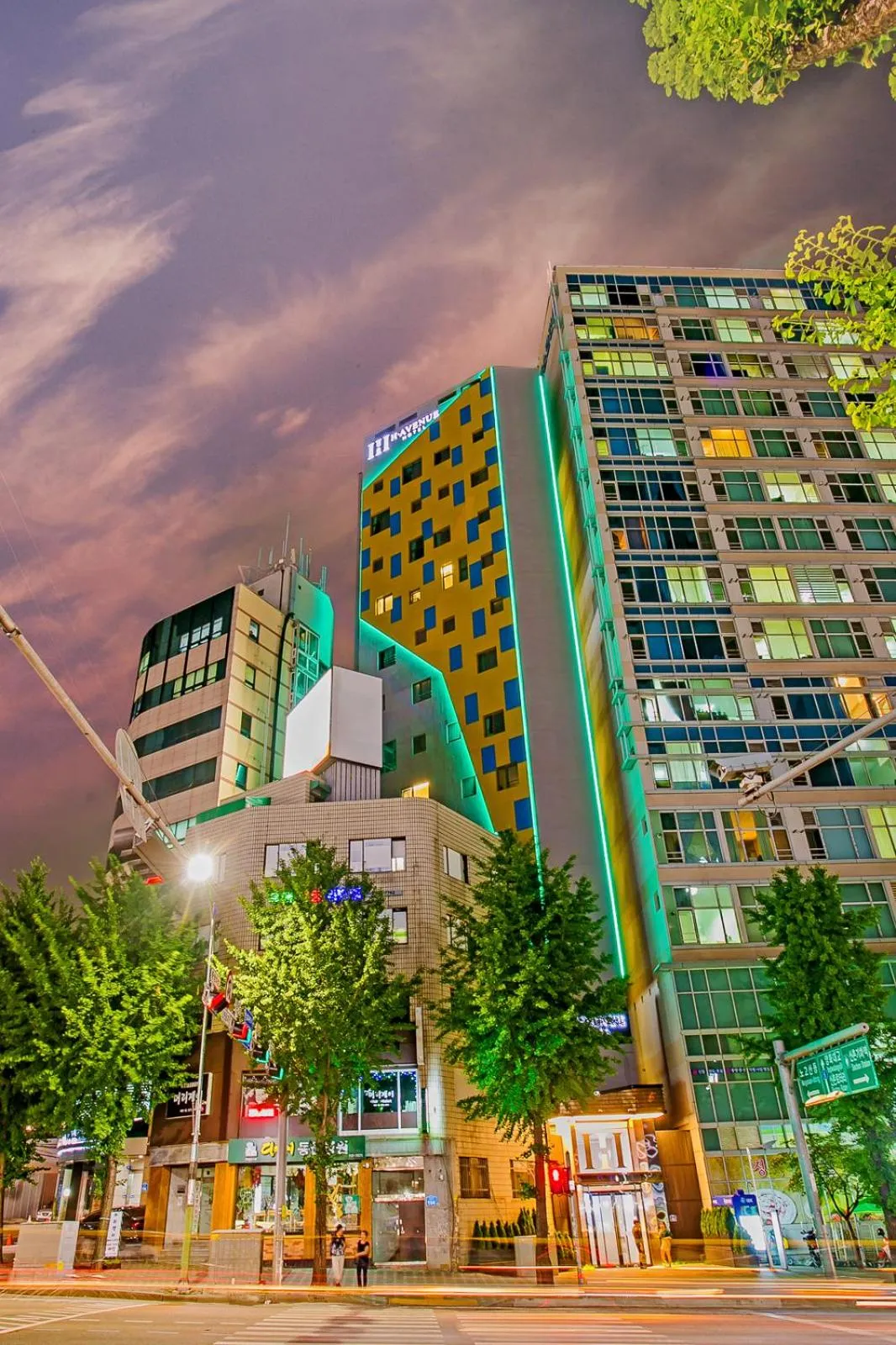 Facade/entrance in H Avenue Hotel Idae Shinchon