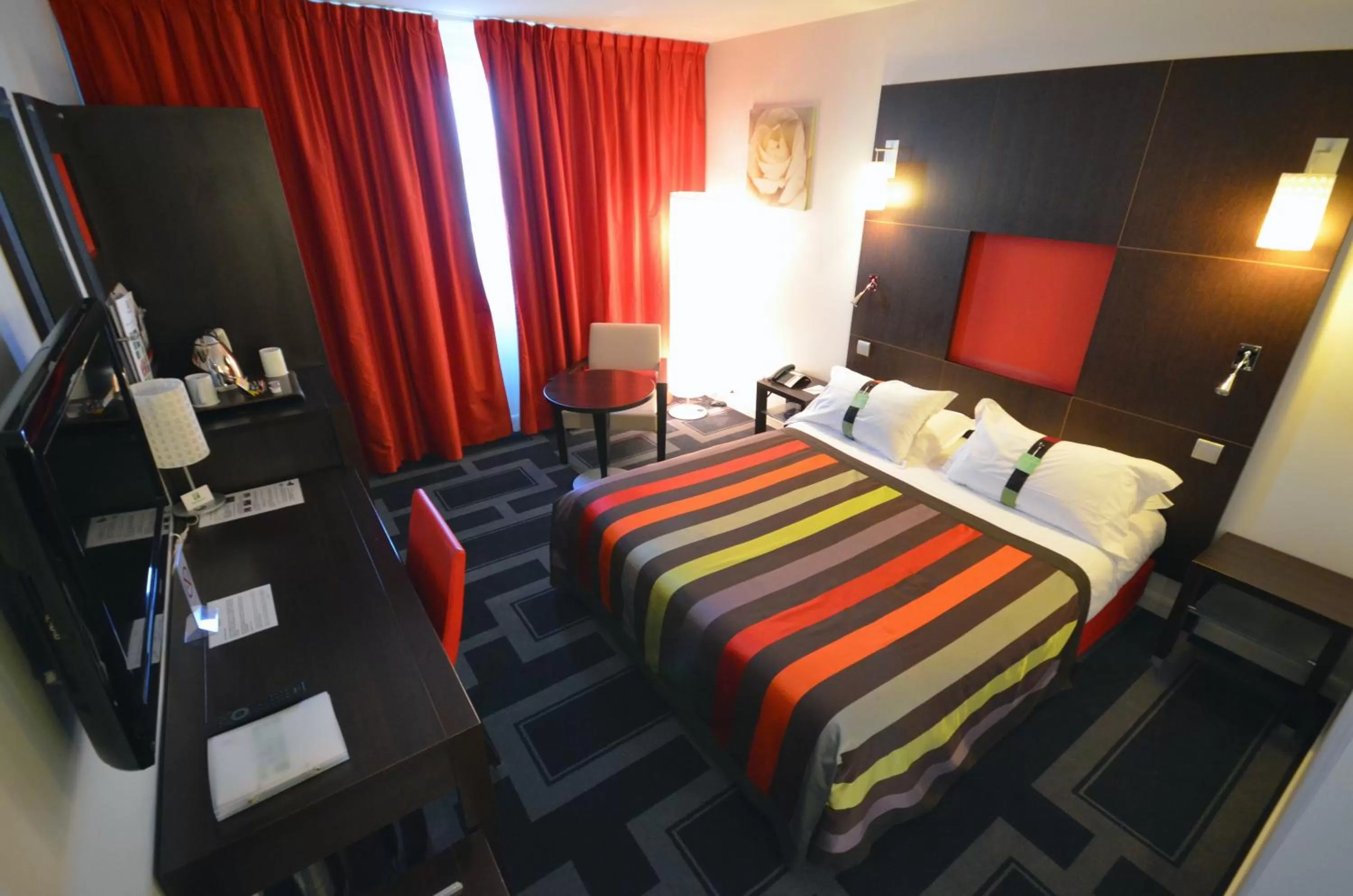 Photo of the whole room, Bed in Holiday Inn Dijon Toison D'or by IHG