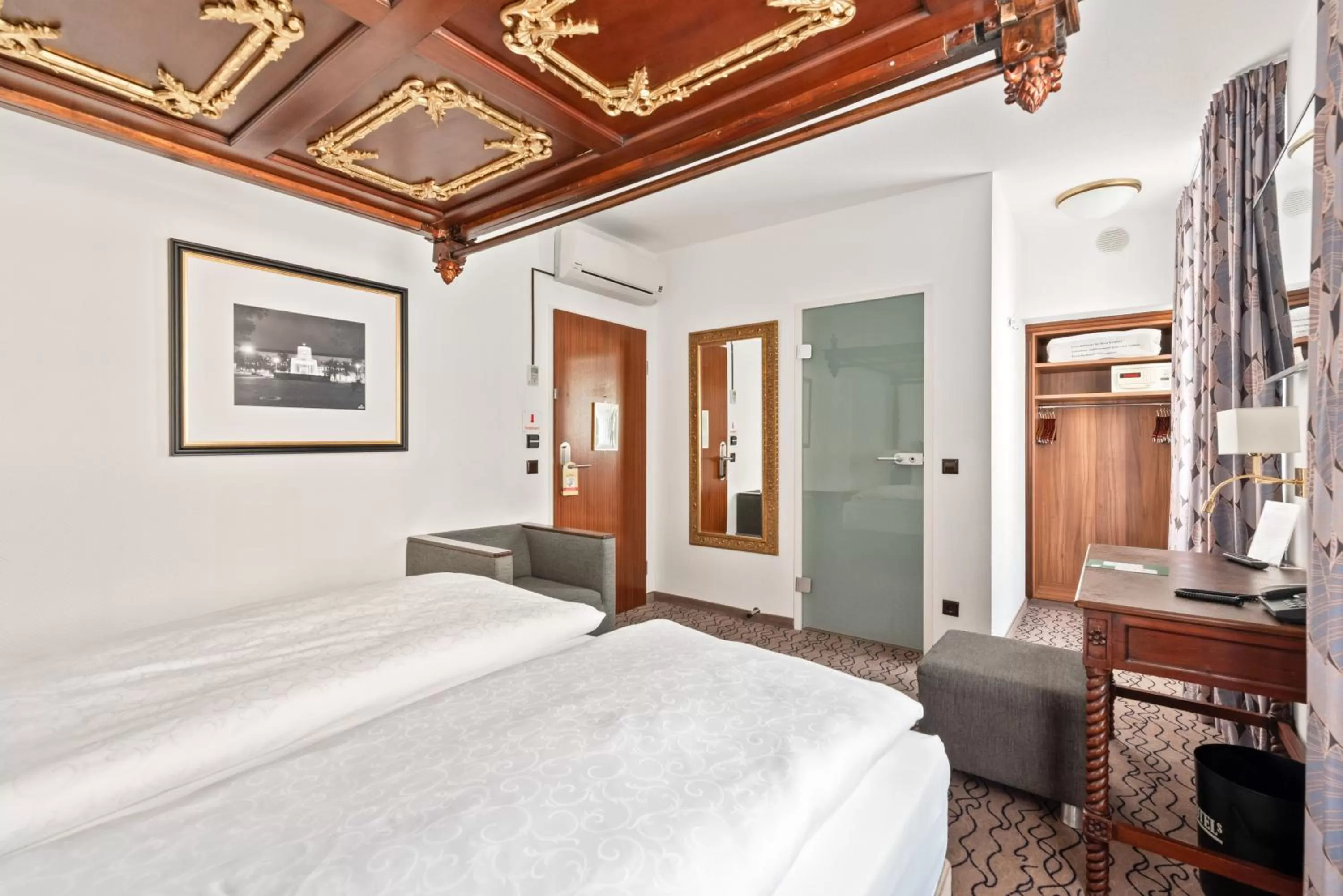 Bedroom, Bed in King's Hotel Center Superior