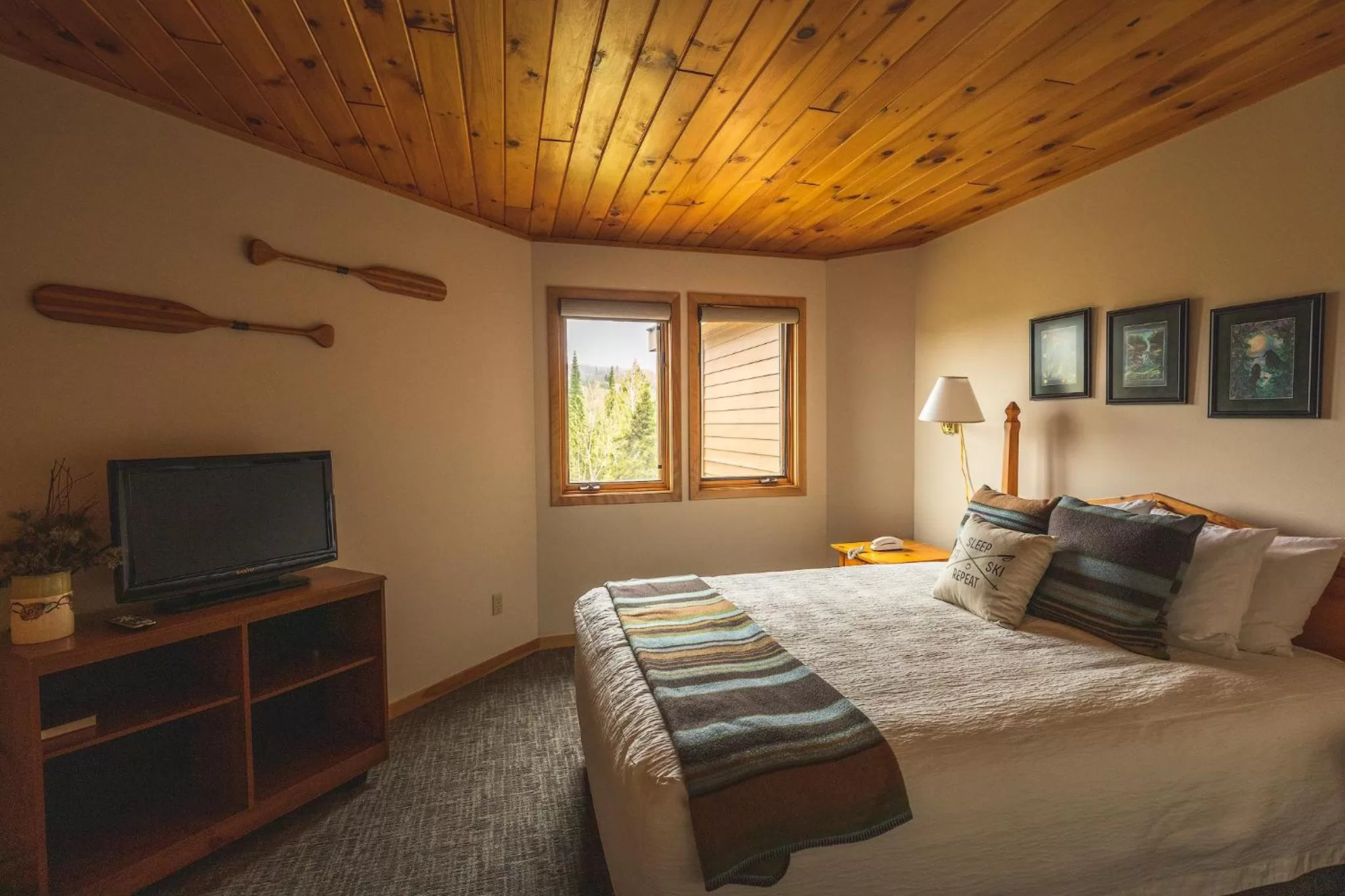 Bedroom, Bed in Caribou Highlands Lodge