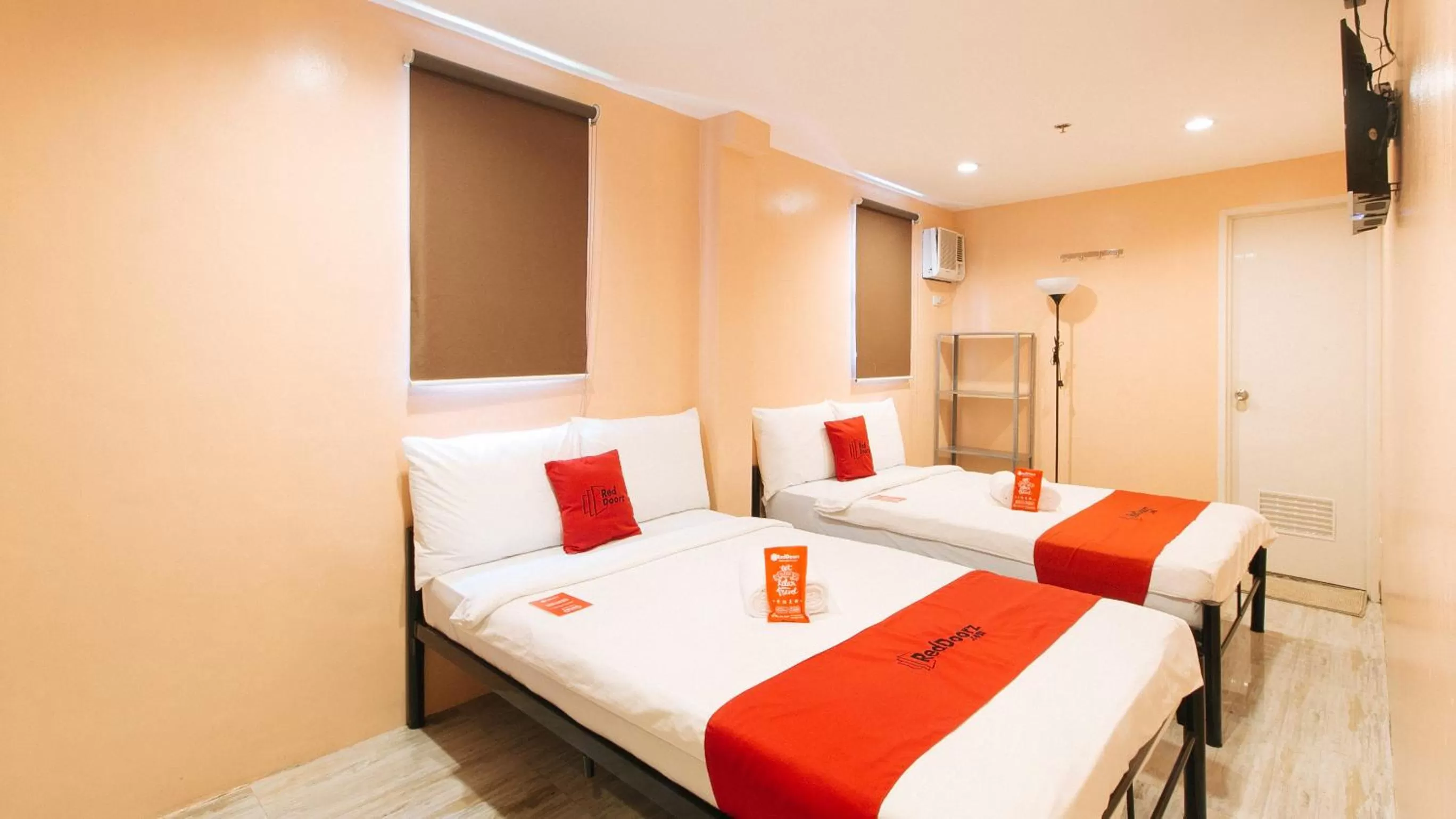 Bedroom, Bed in RedDoorz at Hotel Rosemarie