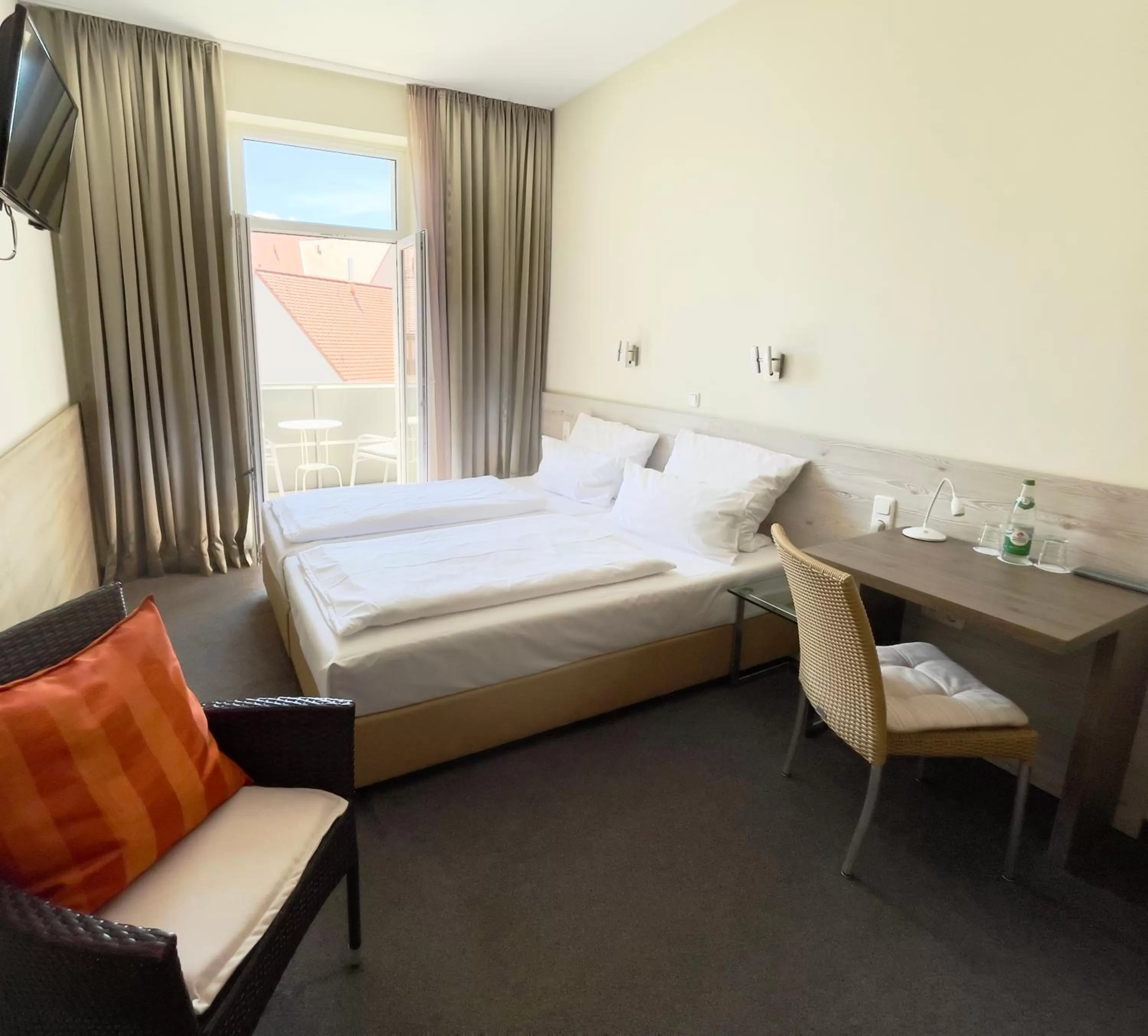 Photo of the whole room, Bed in Hotel Central