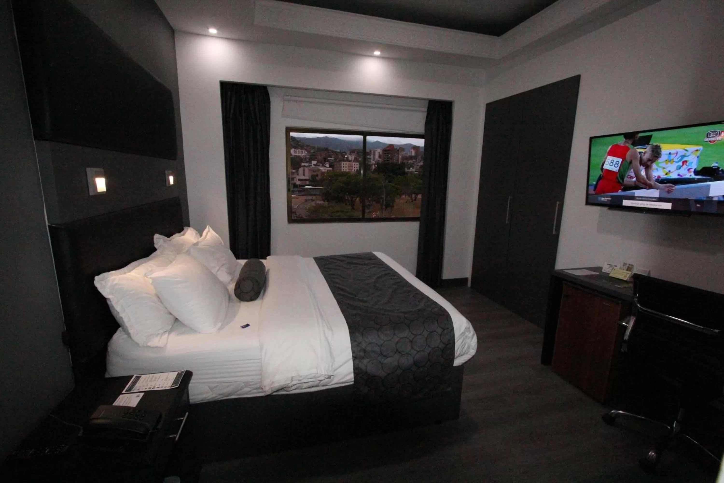 Photo of the whole room, Bed in Hotel San Fernando Real