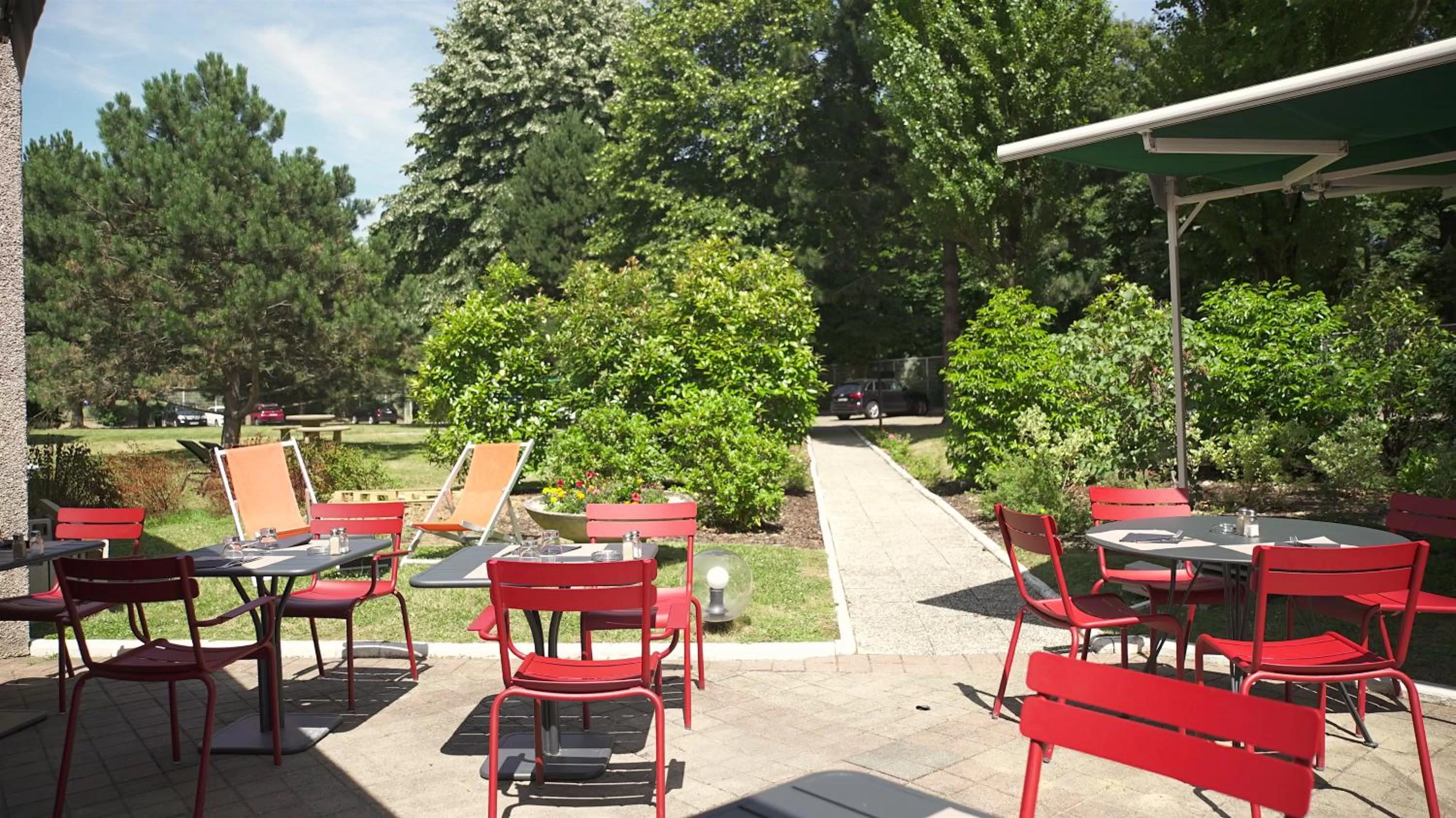 Restaurant/places to eat in Mercure Paris Roissy CDG