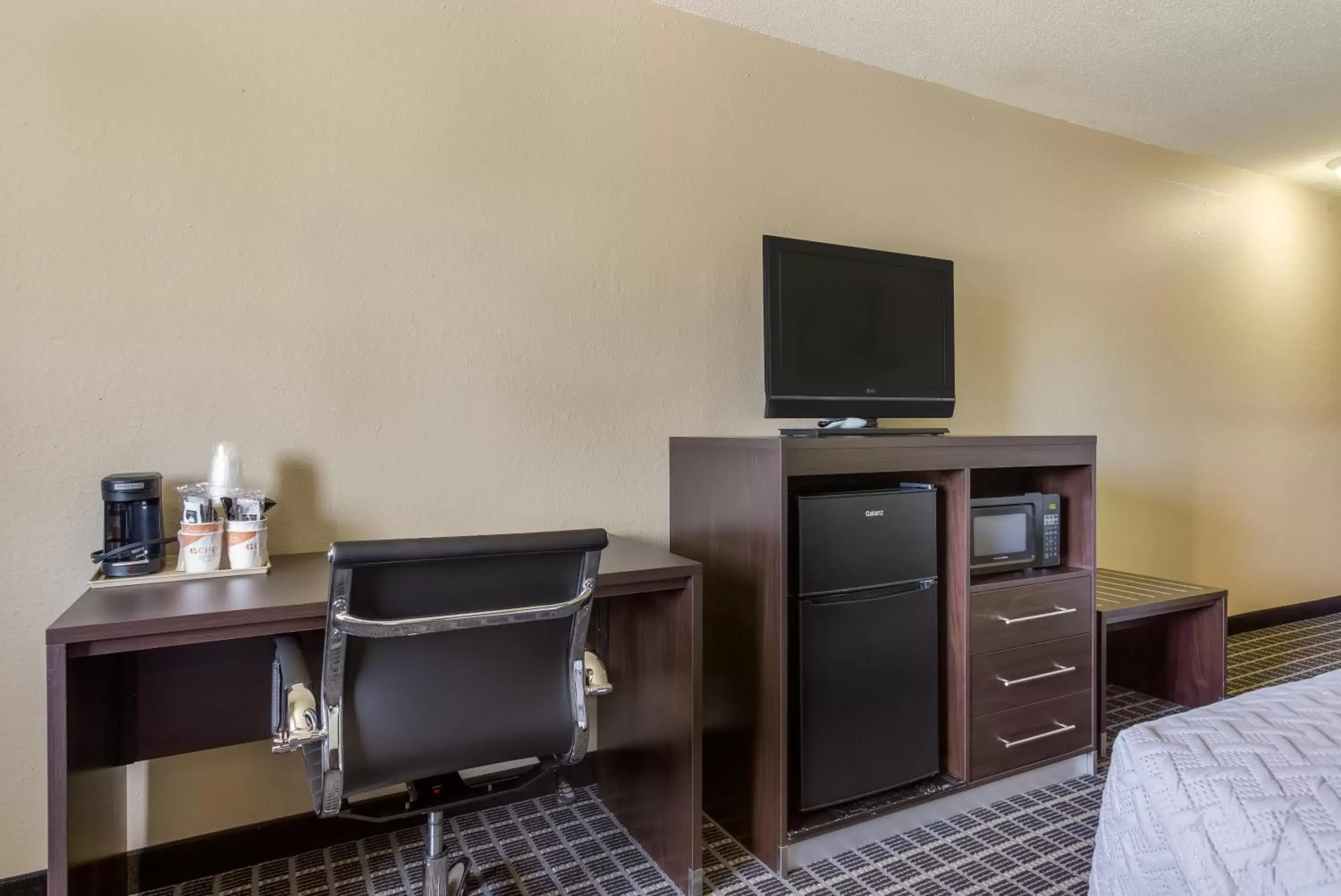 Standard Queen Room with Two Queen Beds - Non Smoking in Econo Lodge Standard Queen Room with Two Queen Beds - Non Smoking in Econo Lodge