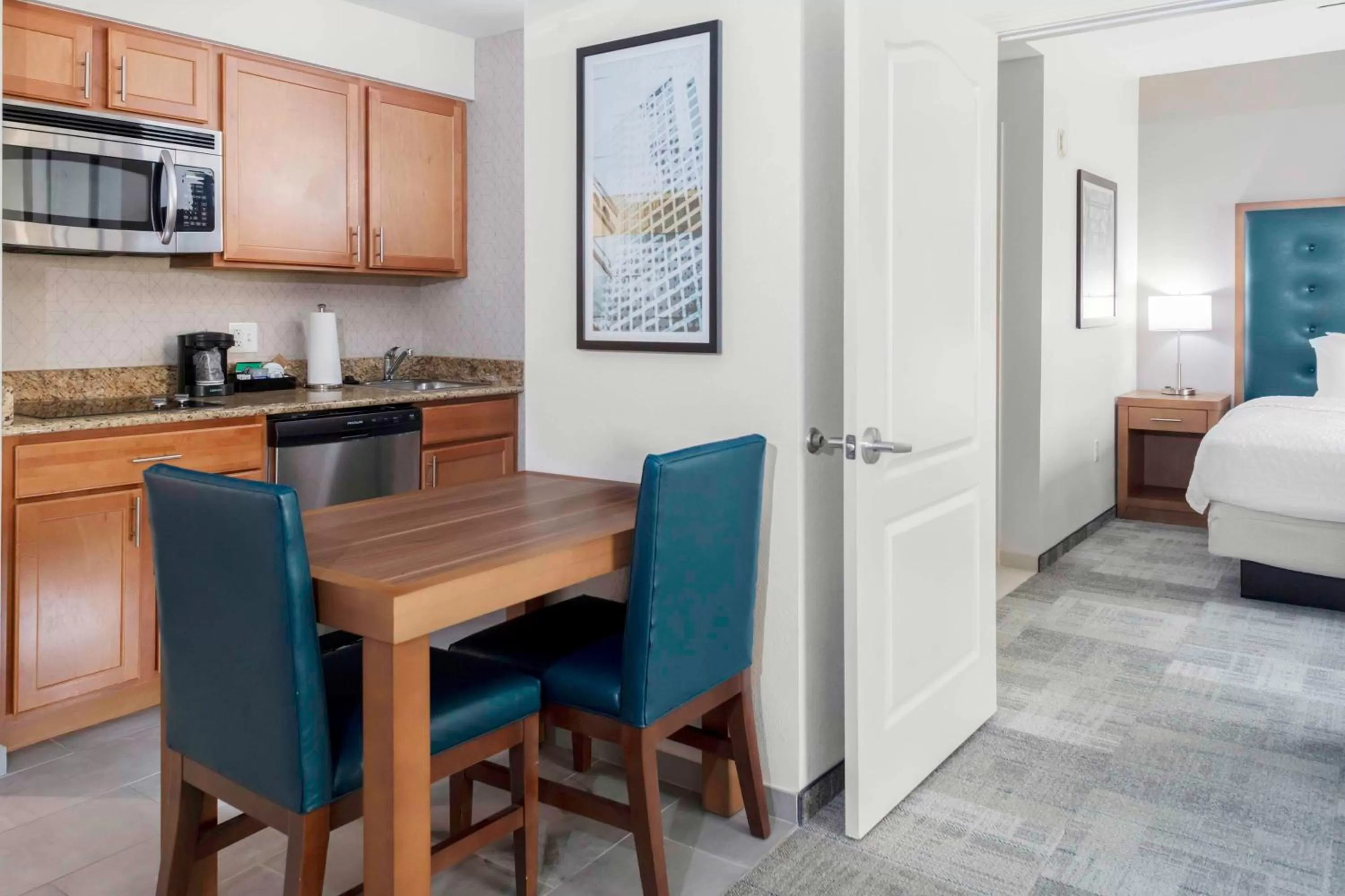 Kitchen or kitchenette, Bed in Homewood Suites by Hilton St. Louis - Galleria