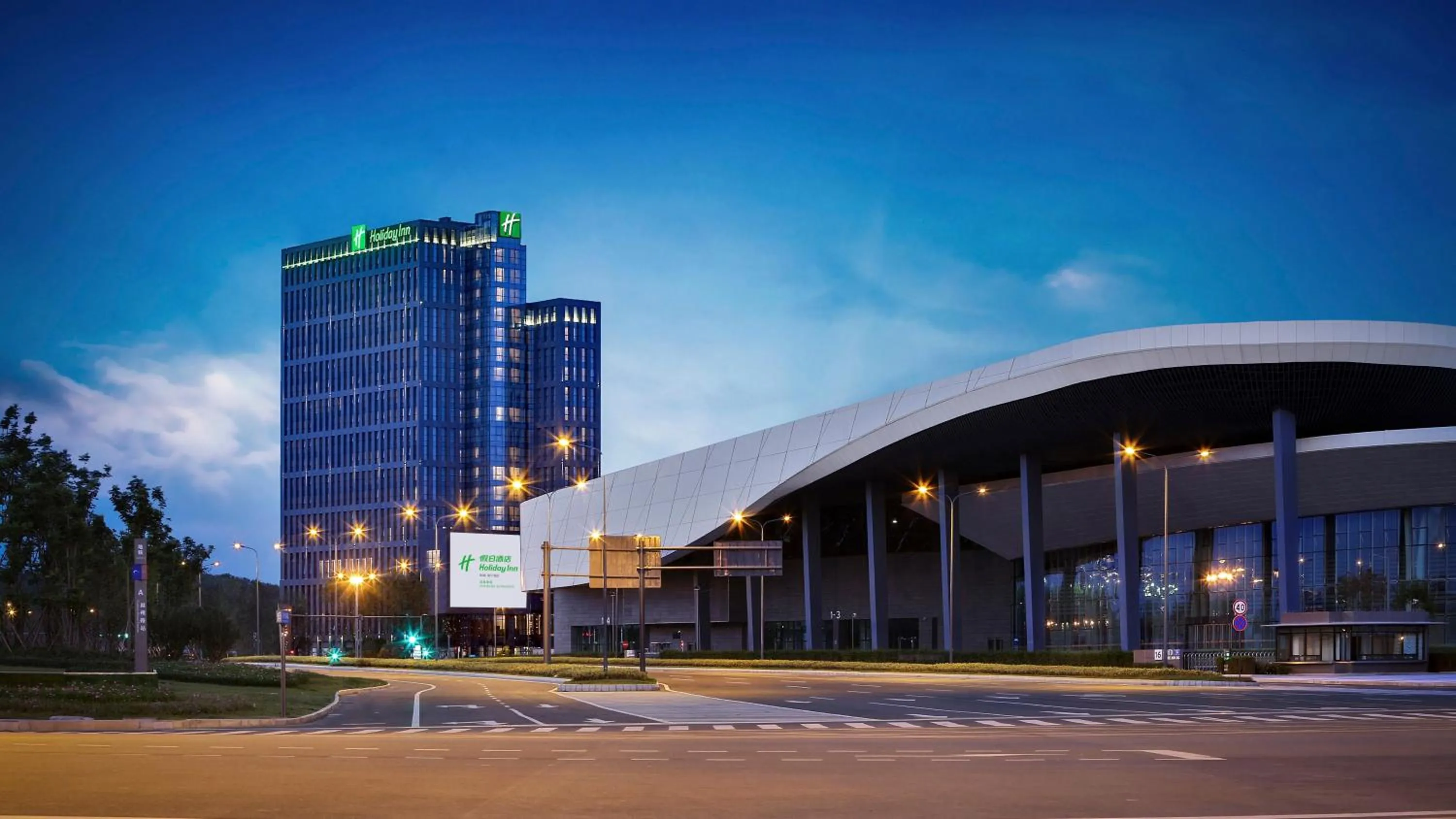 Property building in Holiday Inn Chengdu Qinhuang by IHG