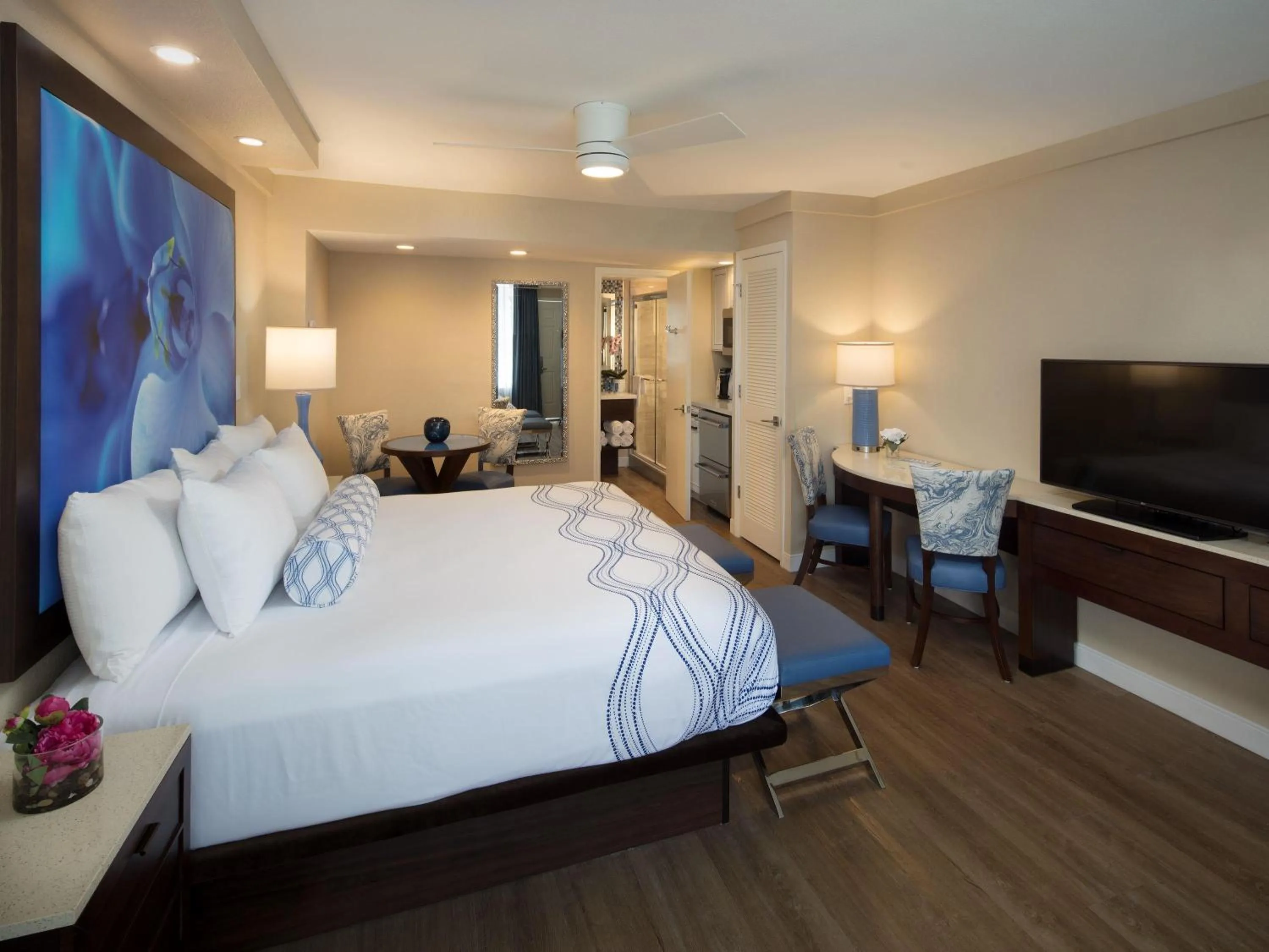 Photo of the whole room, Bed in Lido Beach Resort - Sarasota