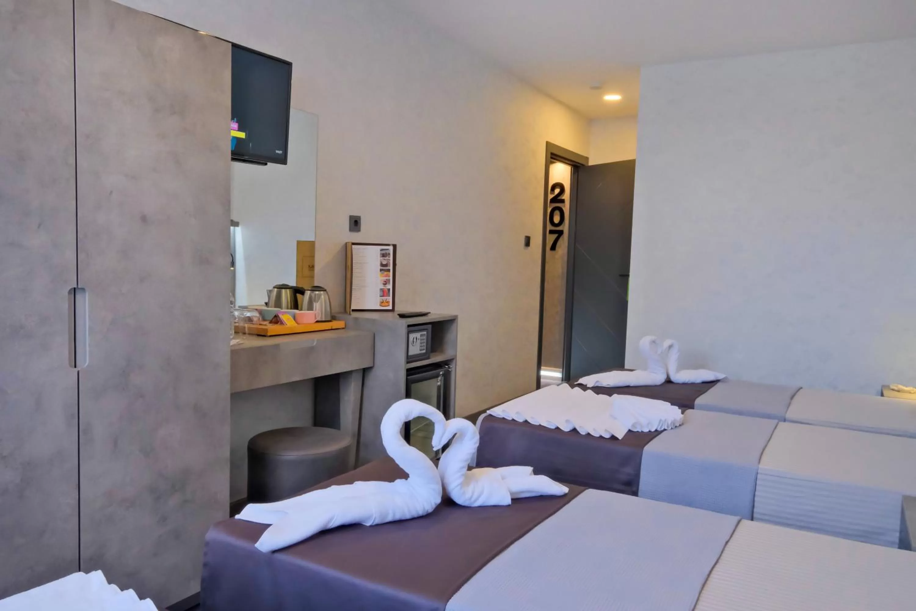 Photo of the whole room, Bed in The Queen Hotel