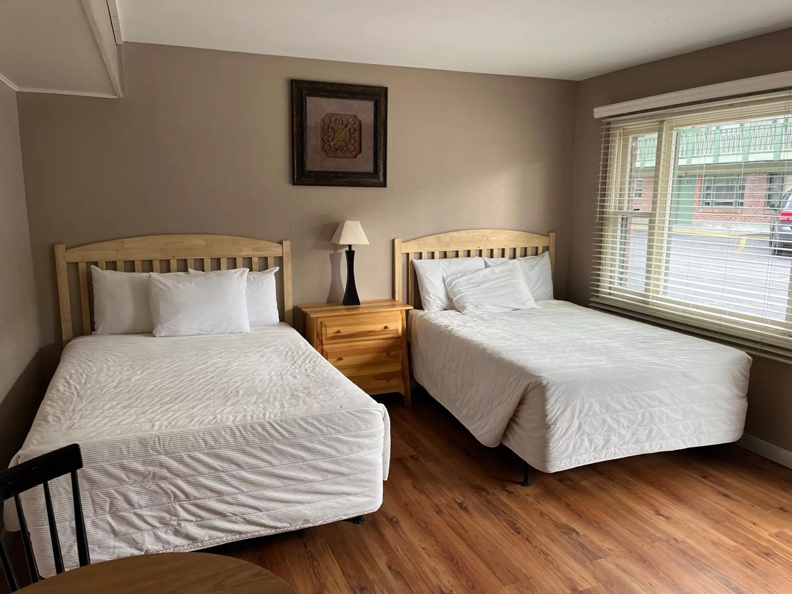 Bedroom, Bed in Community Court Motel