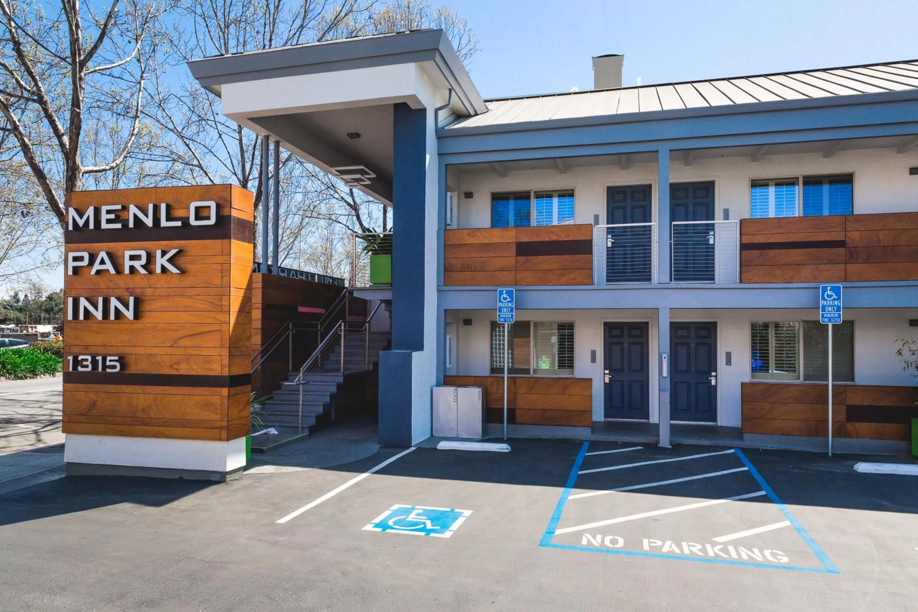 Property building in Menlo Park Inn