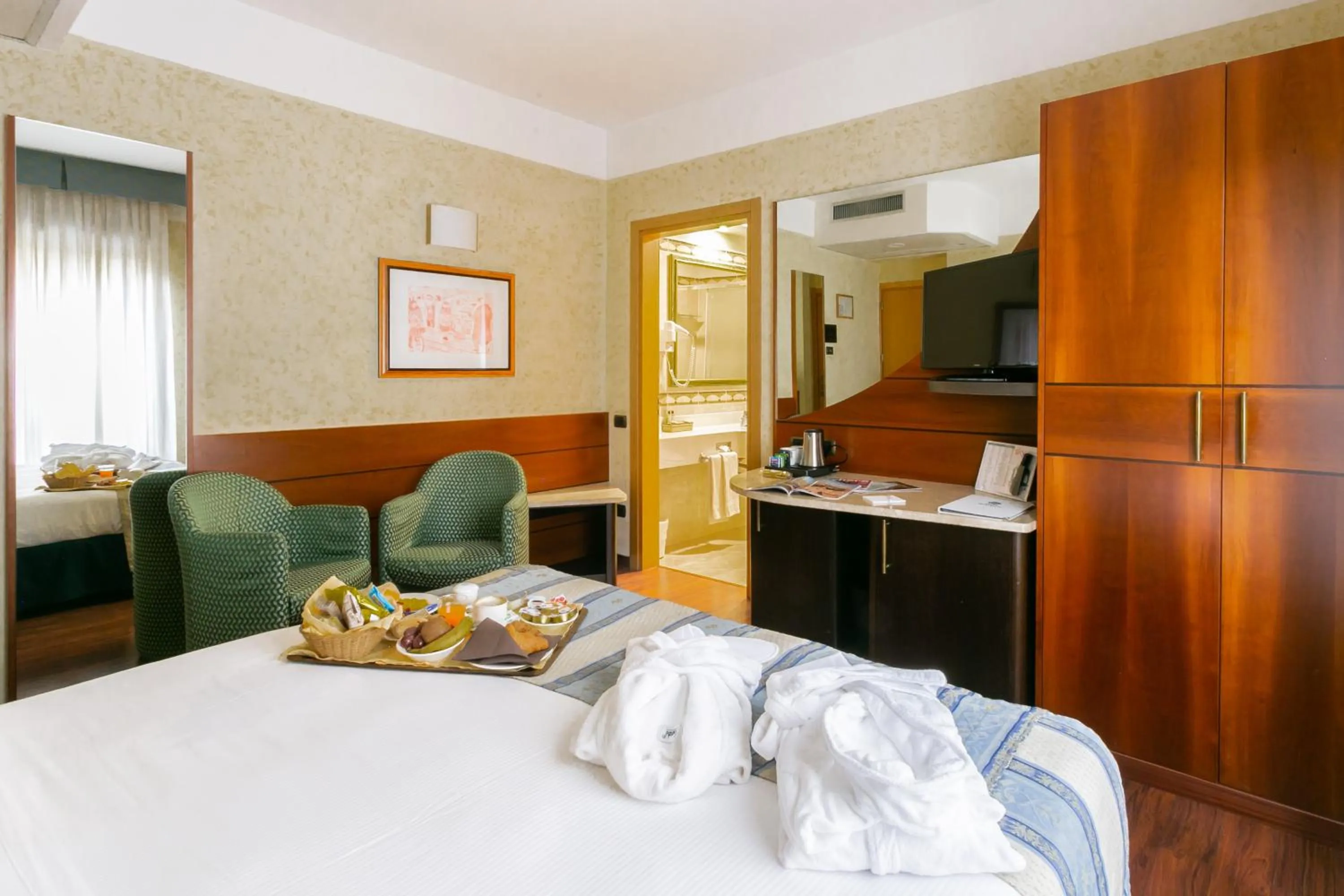 Photo of the whole room, Bed in Hotel Mirage Sure Hotel Collection by Best Western